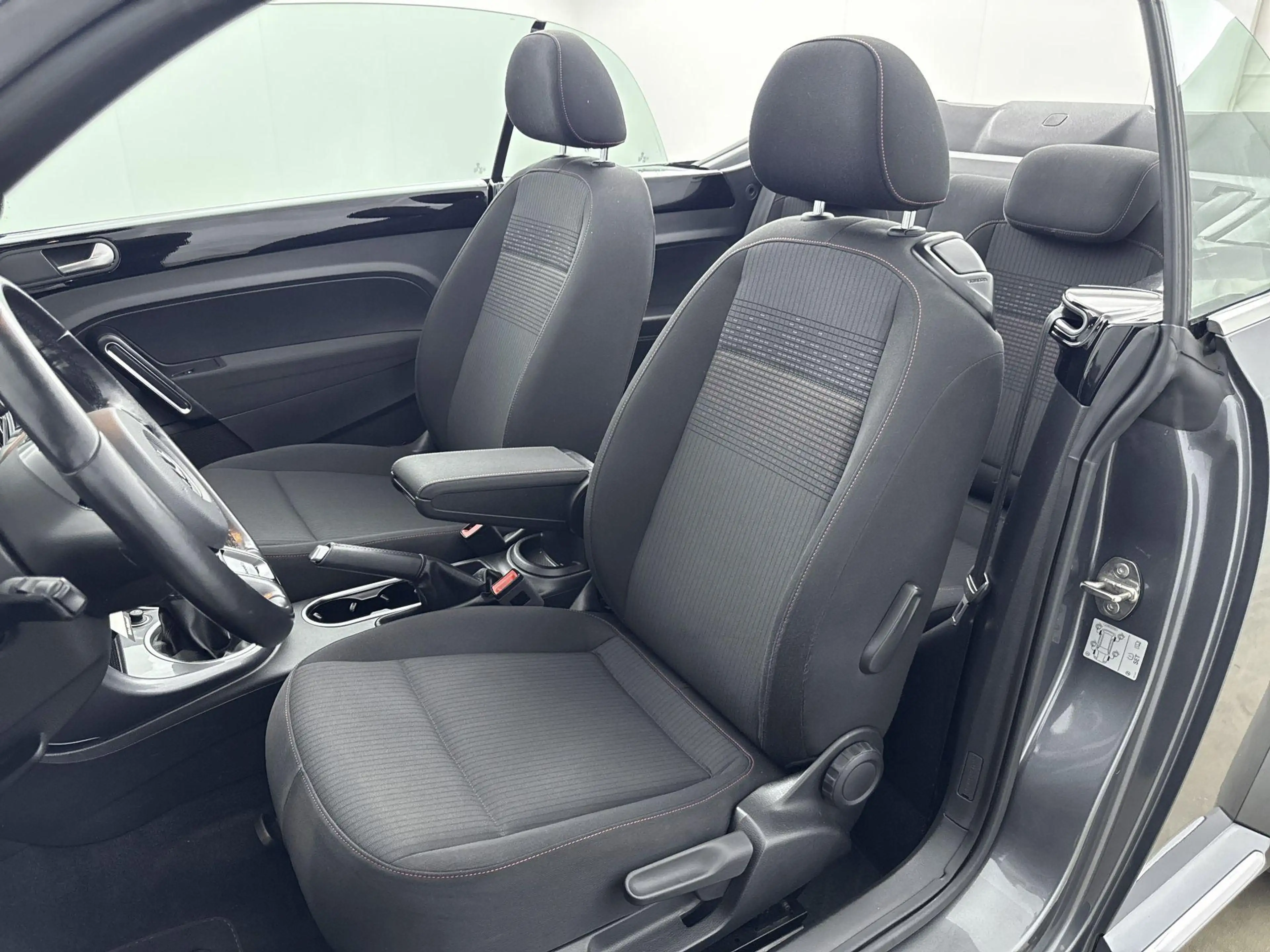 Volkswagen Beetle Cabriolet 1.2 TSI Exclusive Series — photo 10