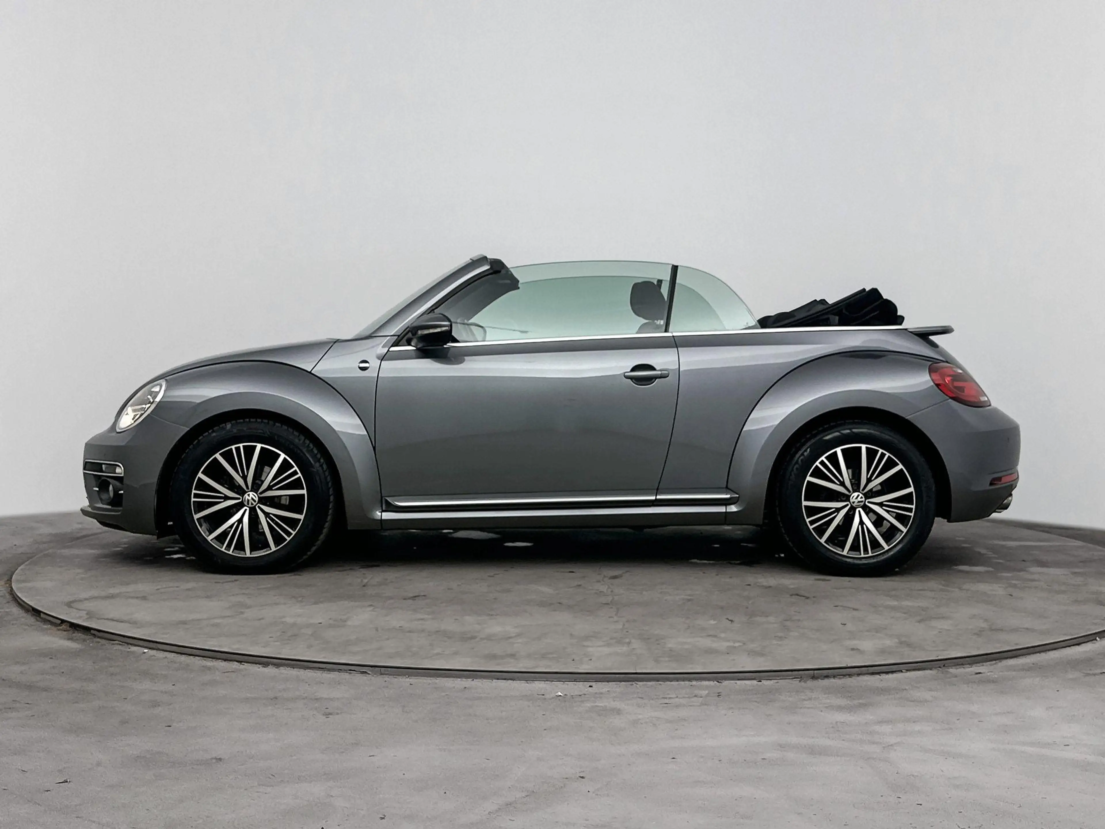 Volkswagen Beetle Cabriolet 1.2 TSI Exclusive Series — photo 2