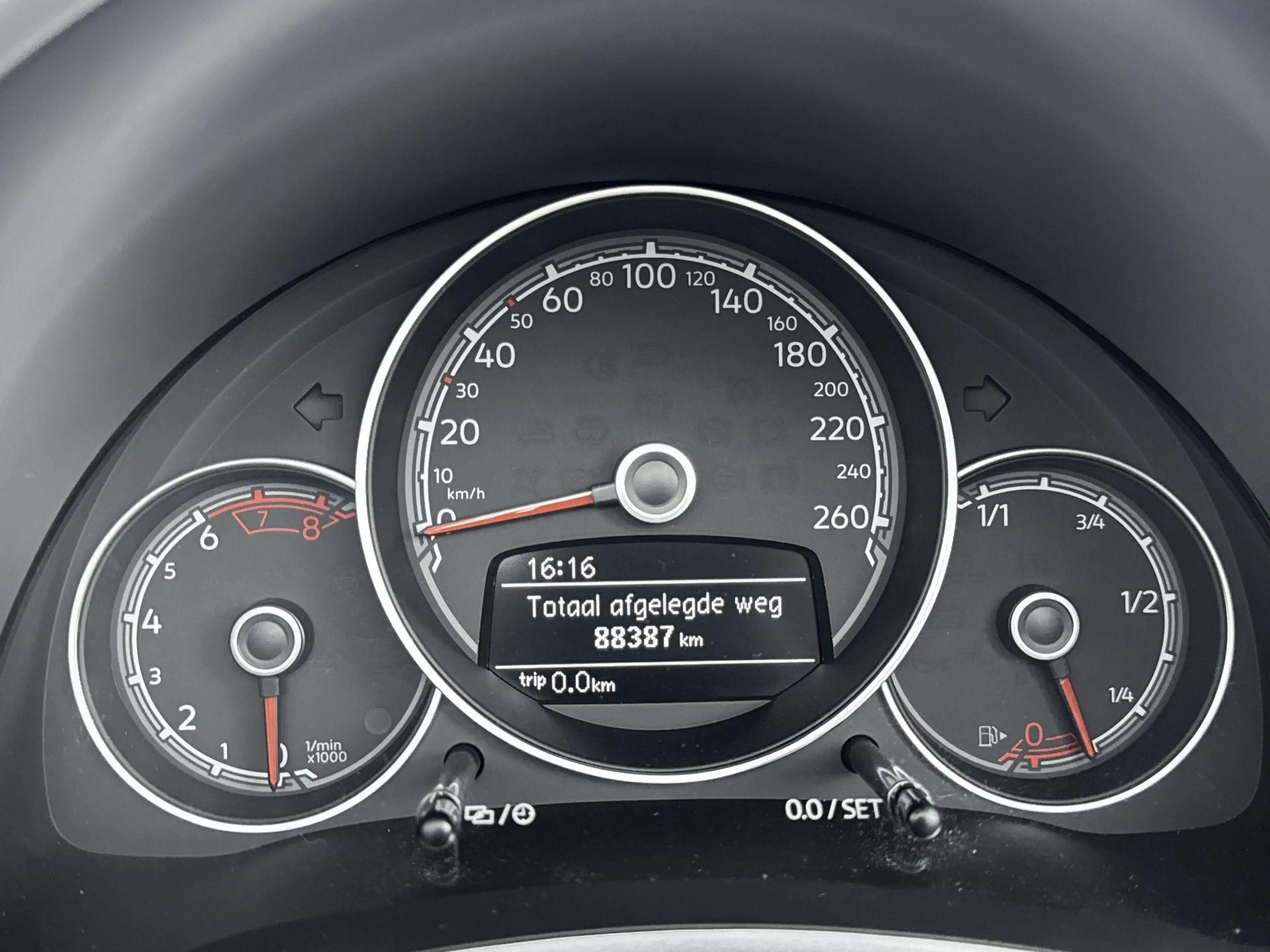 Volkswagen Beetle Cabriolet 1.2 TSI Exclusive Series — photo 12