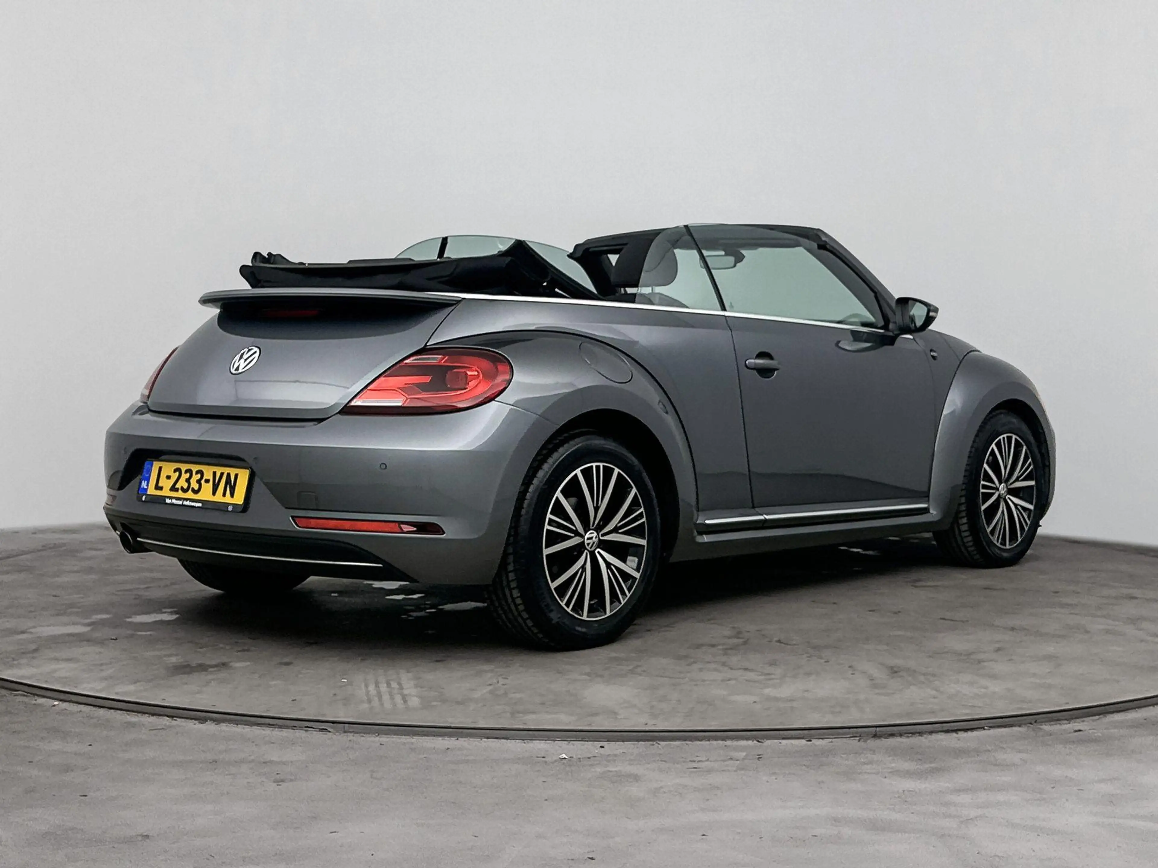 Volkswagen Beetle Cabriolet 1.2 TSI Exclusive Series — photo 4