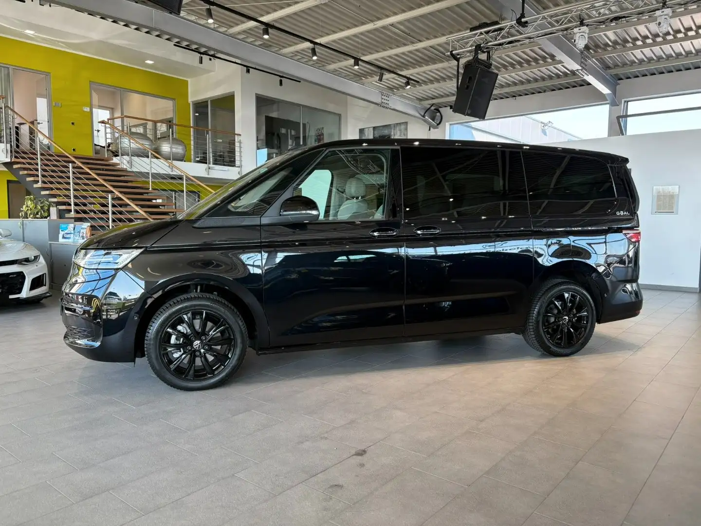 Volkswagen T7 Multivan *7Sitzer*Matrix*Stdhzg*Klapptisch*AHK Schwarz - 2