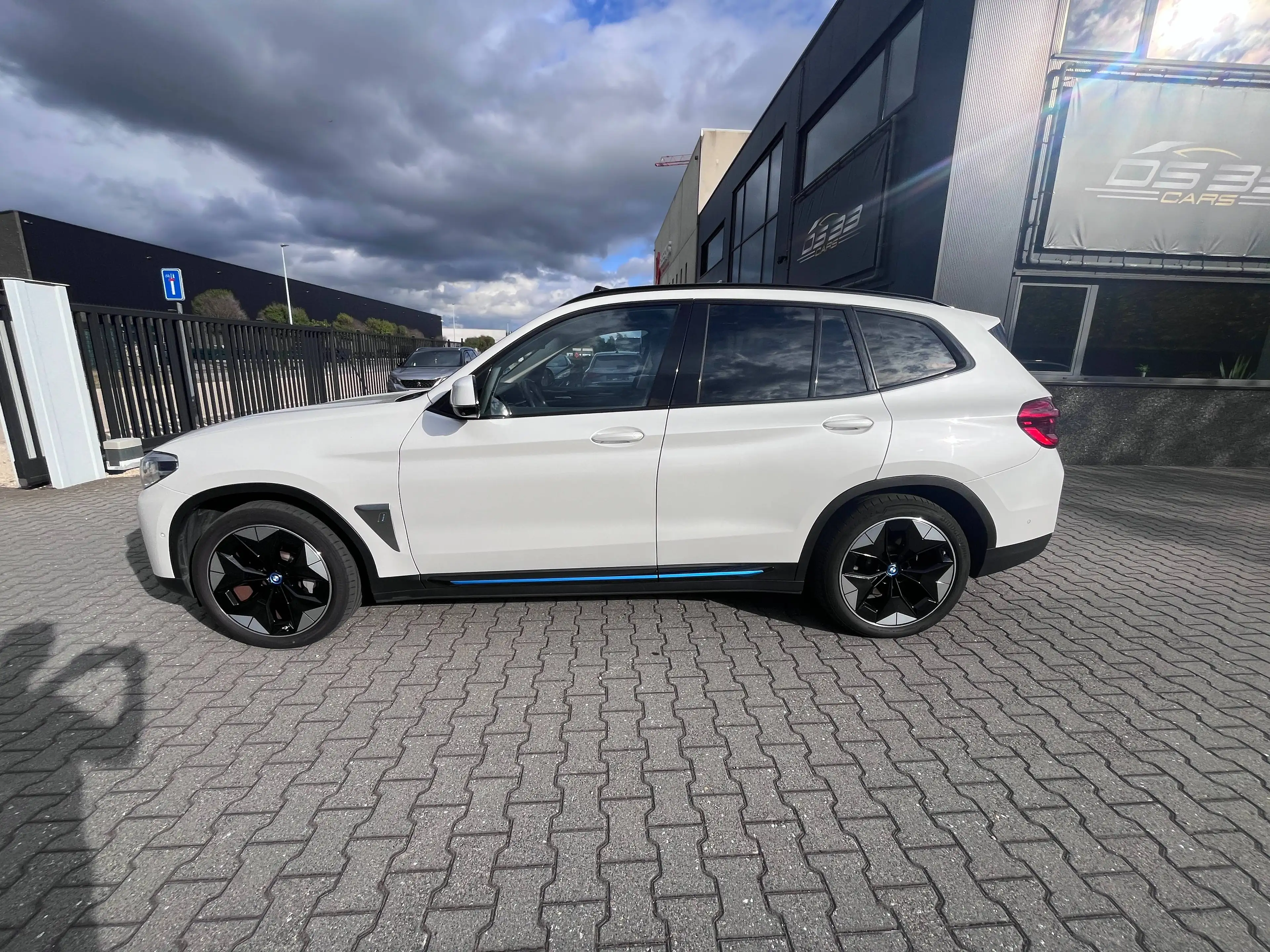 BMW iX3 80 kWh Pano/LED/Harman/20"/DodeHoek/Keyless/MemoryLeder/HUD/AdCruise/ZV/360 — photo 4