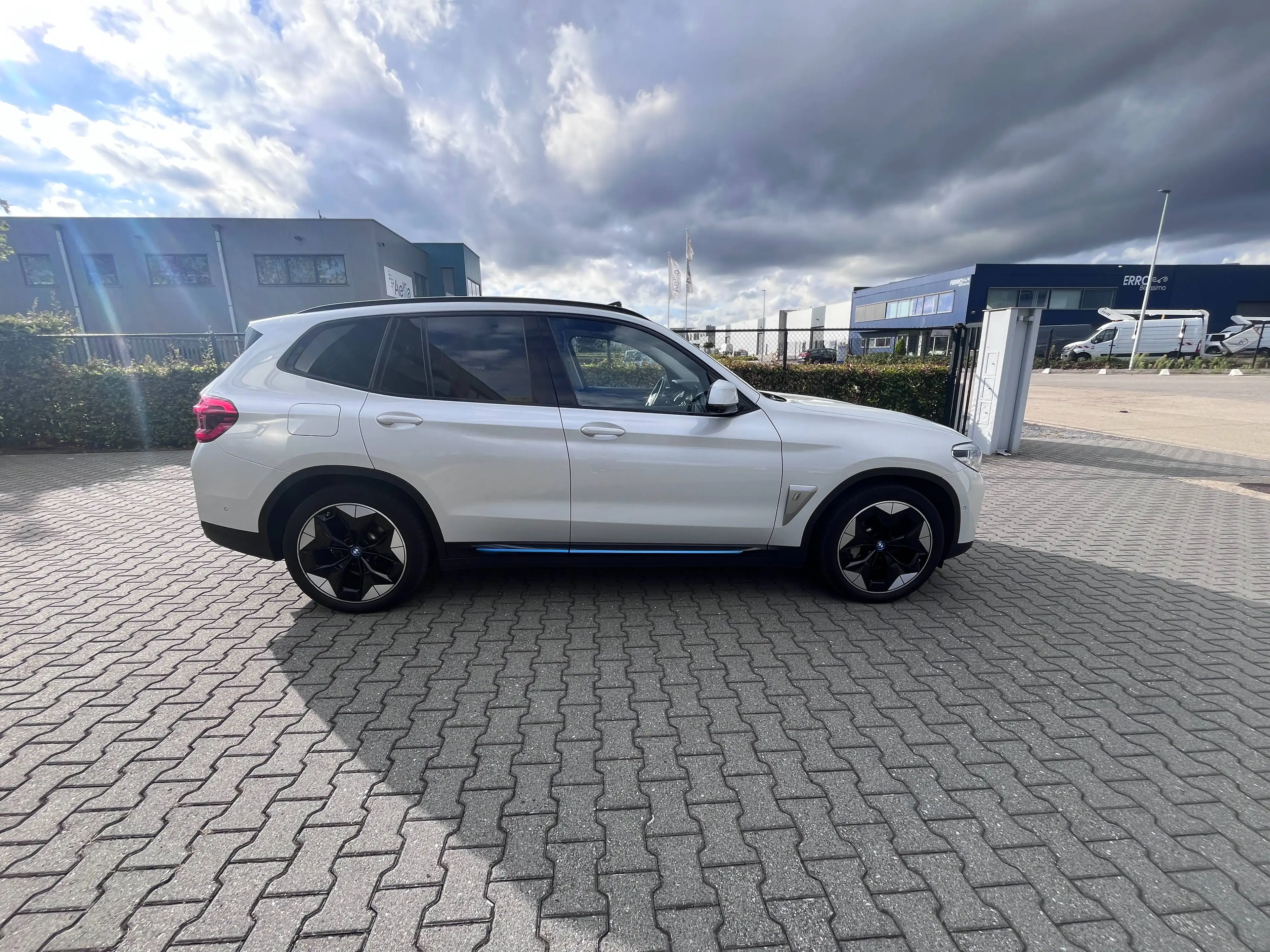 BMW iX3 80 kWh Pano/LED/Harman/20"/DodeHoek/Keyless/MemoryLeder/HUD/AdCruise/ZV/360 — photo 8