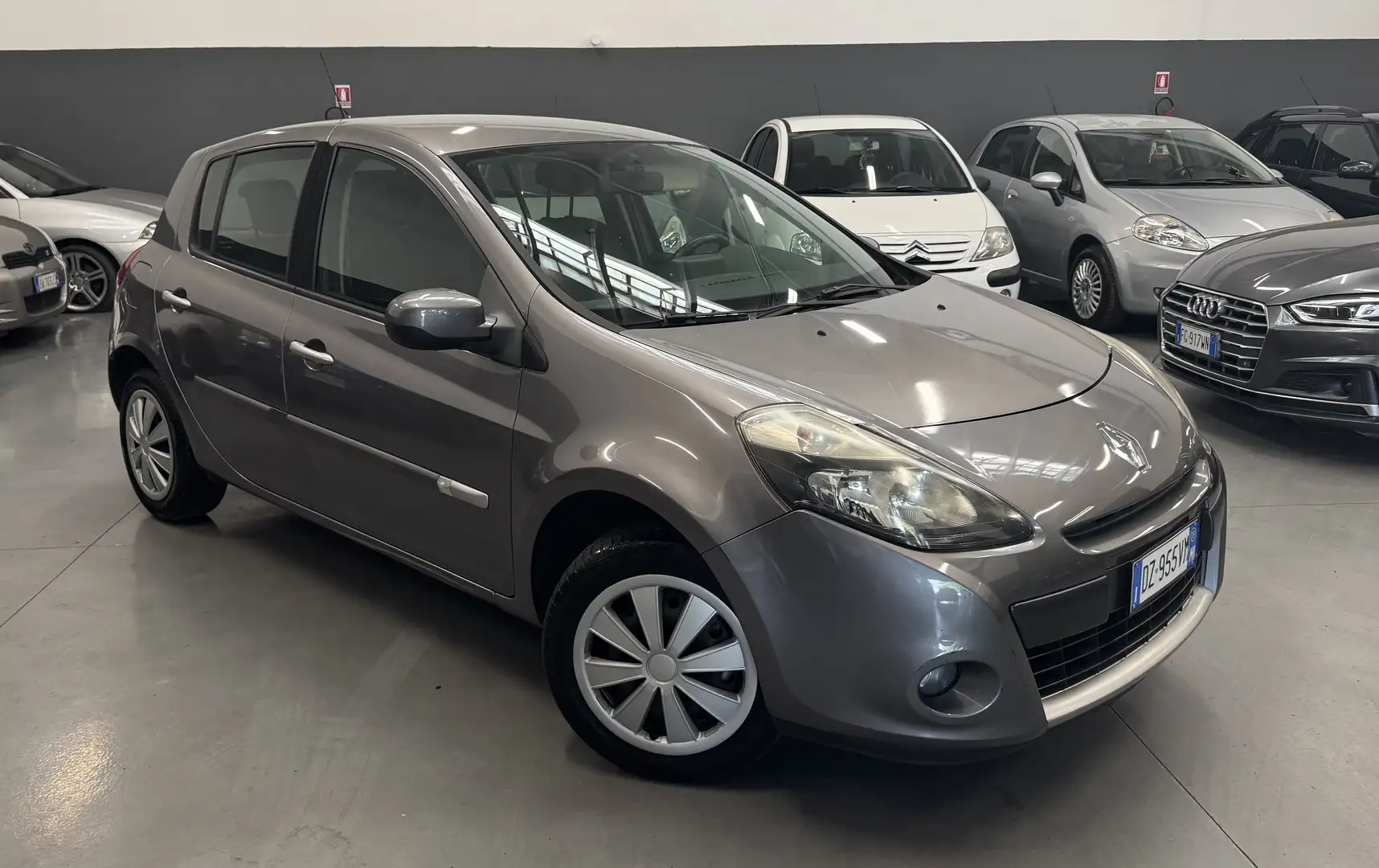 Renault Clio 5p 1.2  UNICO PROPRIETARIO NEOPATENTATI - 1