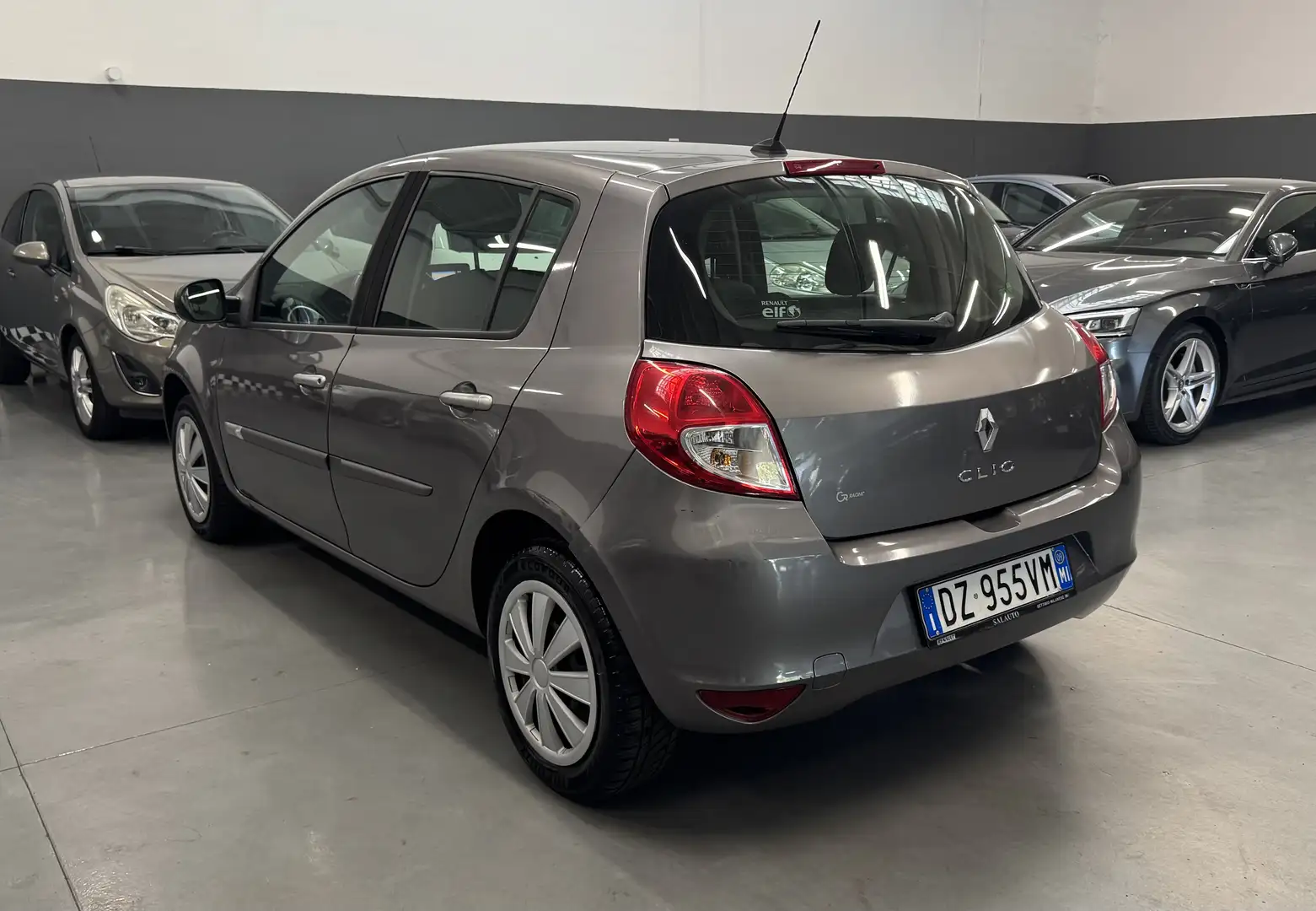 Renault Clio 5p 1.2  UNICO PROPRIETARIO NEOPATENTATI - 2