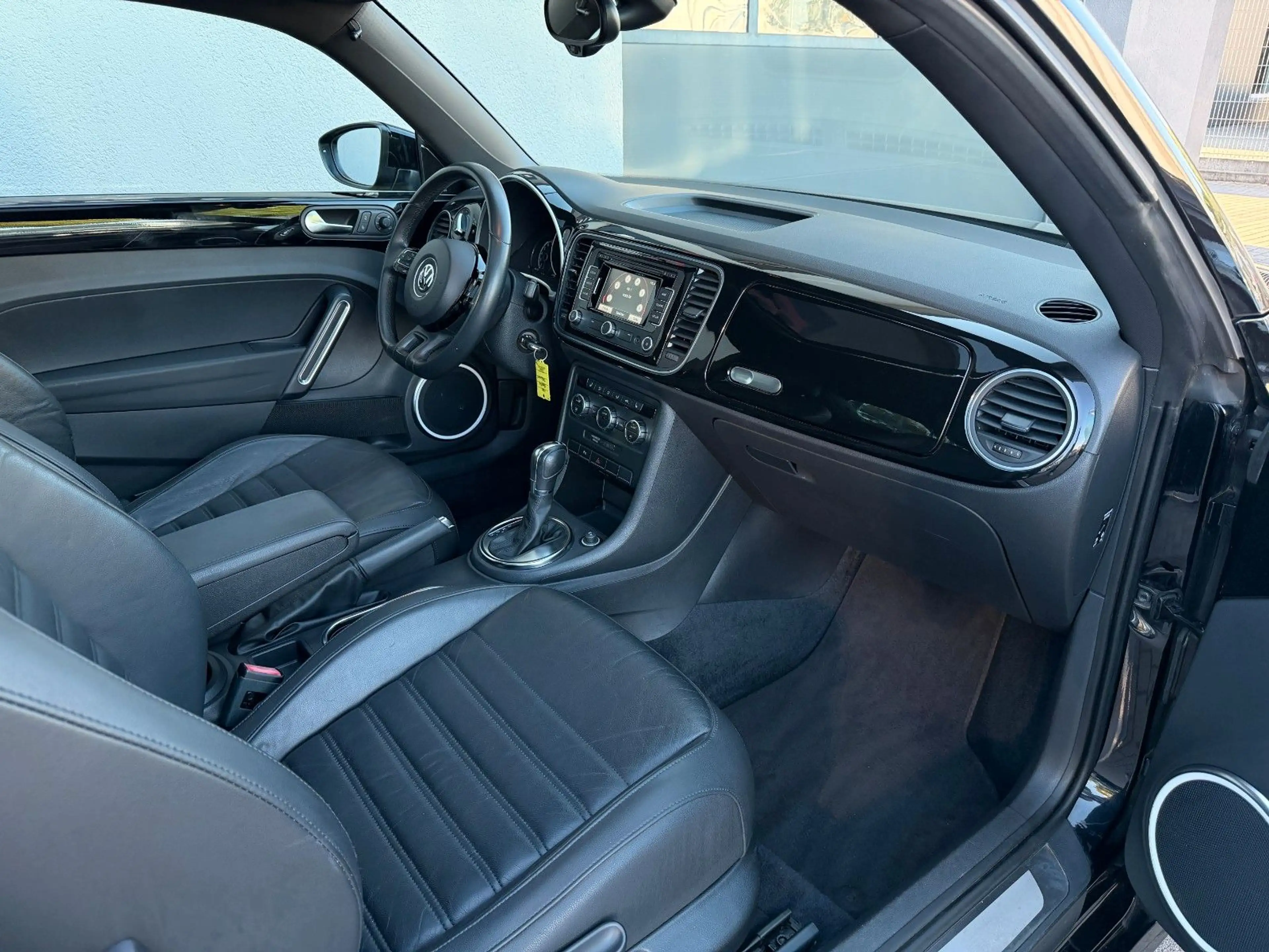 Volkswagen Beetle 1.4 TSI Design*Automatik*Panorama*Fender* — photo 9