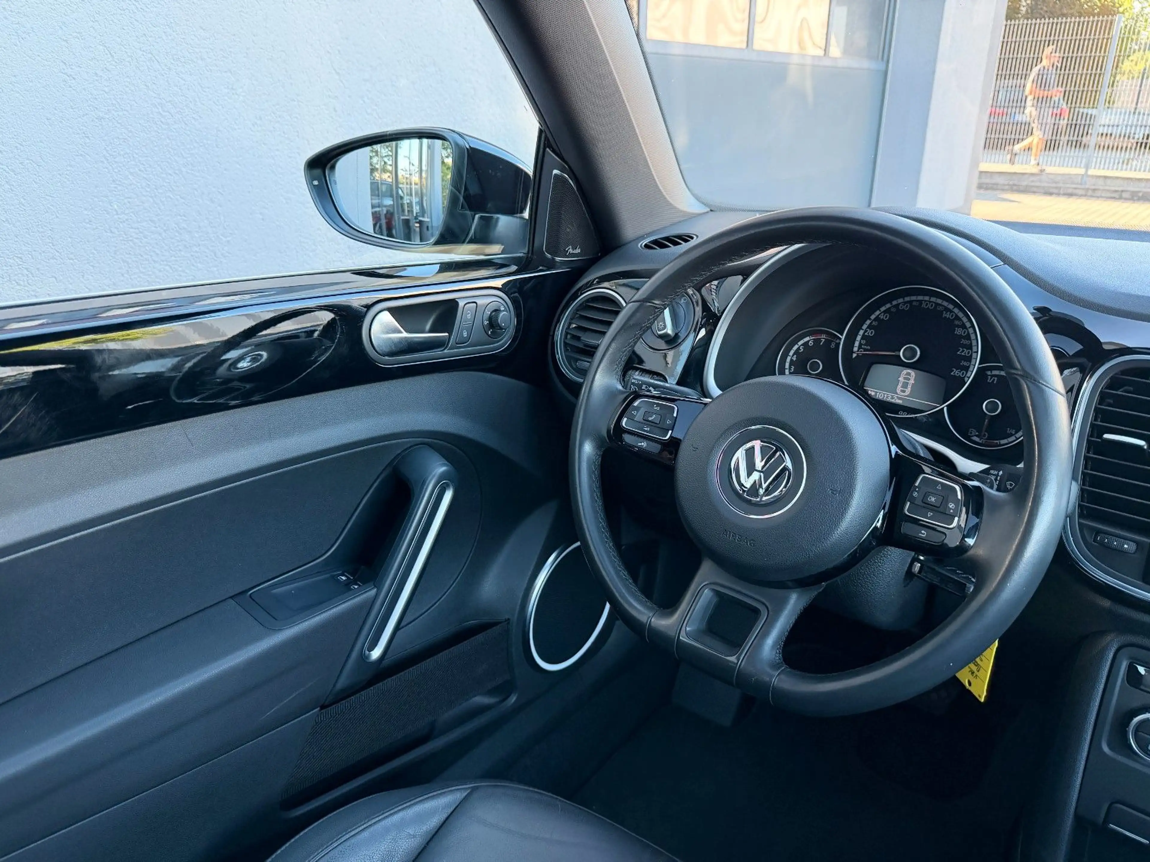 Volkswagen Beetle 1.4 TSI Design*Automatik*Panorama*Fender* — photo 15