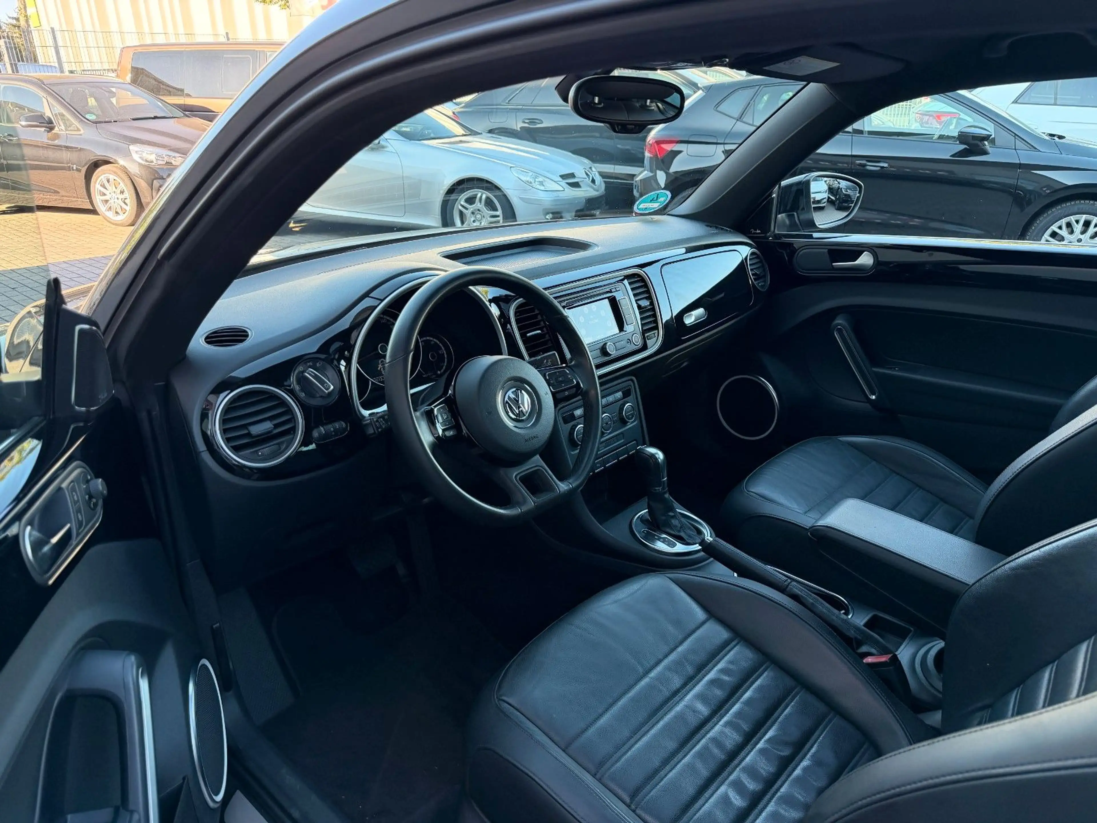 Volkswagen Beetle 1.4 TSI Design*Automatik*Panorama*Fender* — photo 12