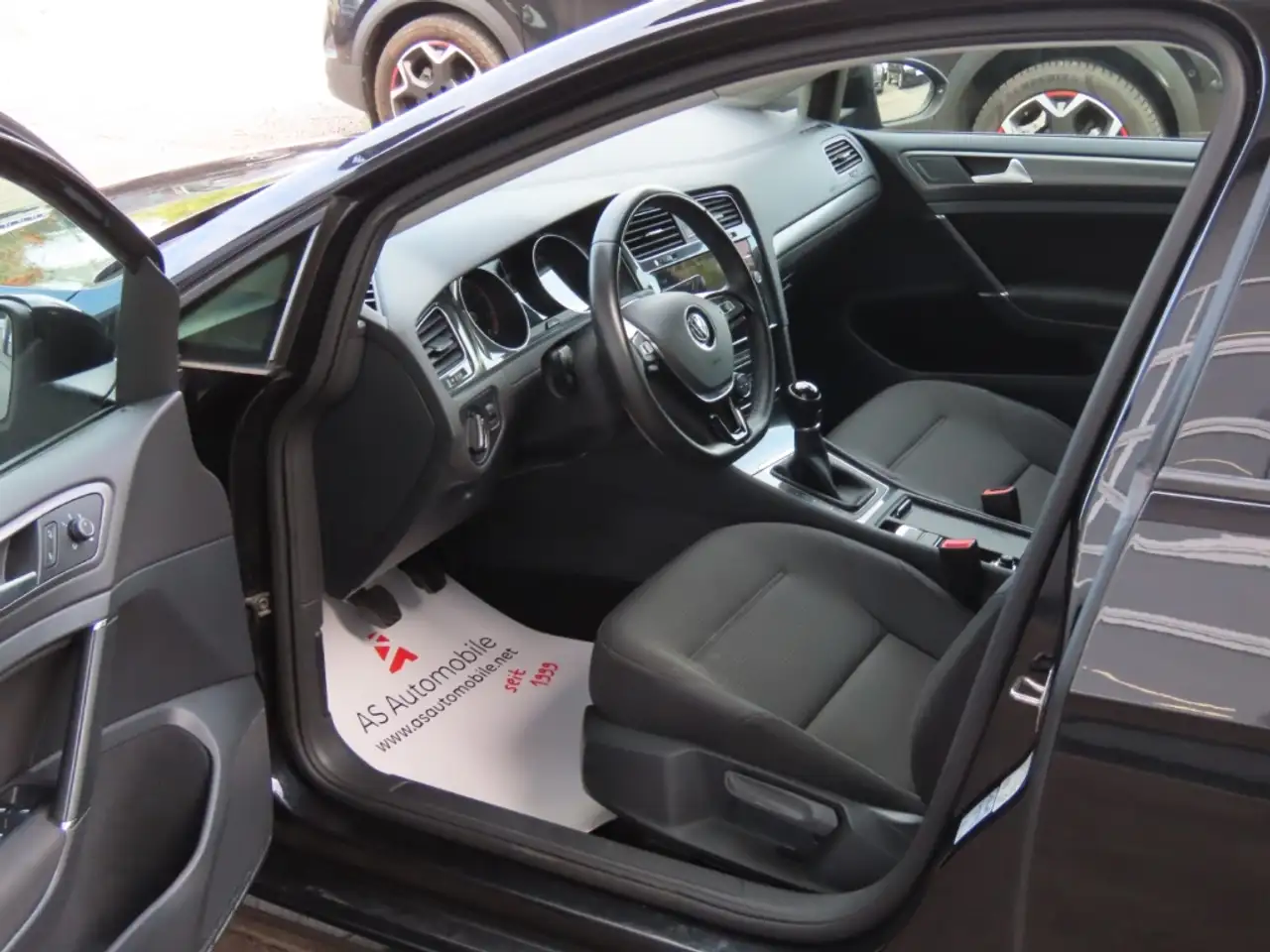 Volkswagen Golf Standard Model — photo 7 sur 28