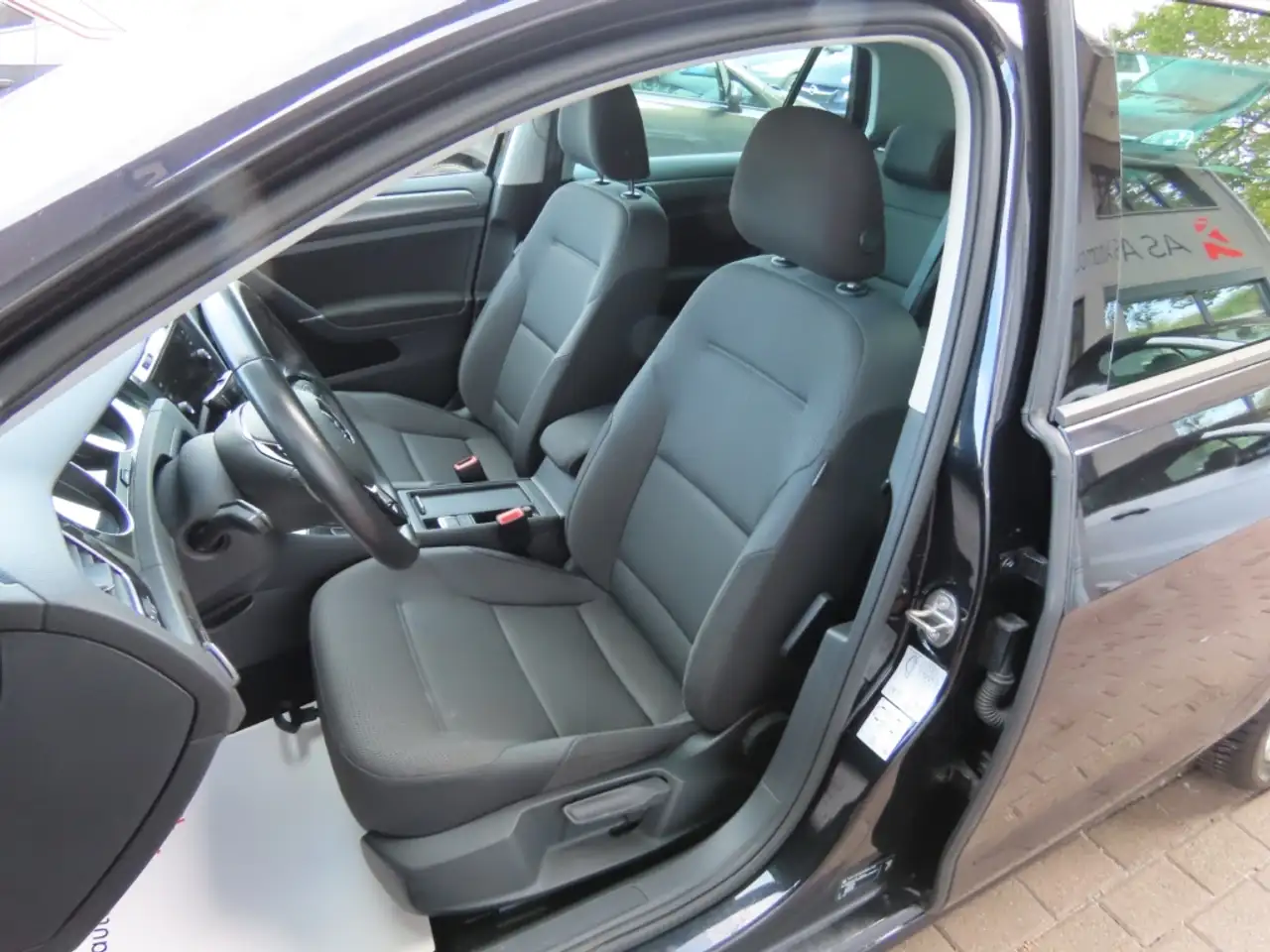 Volkswagen Golf Standard Model — photo 8 sur 28