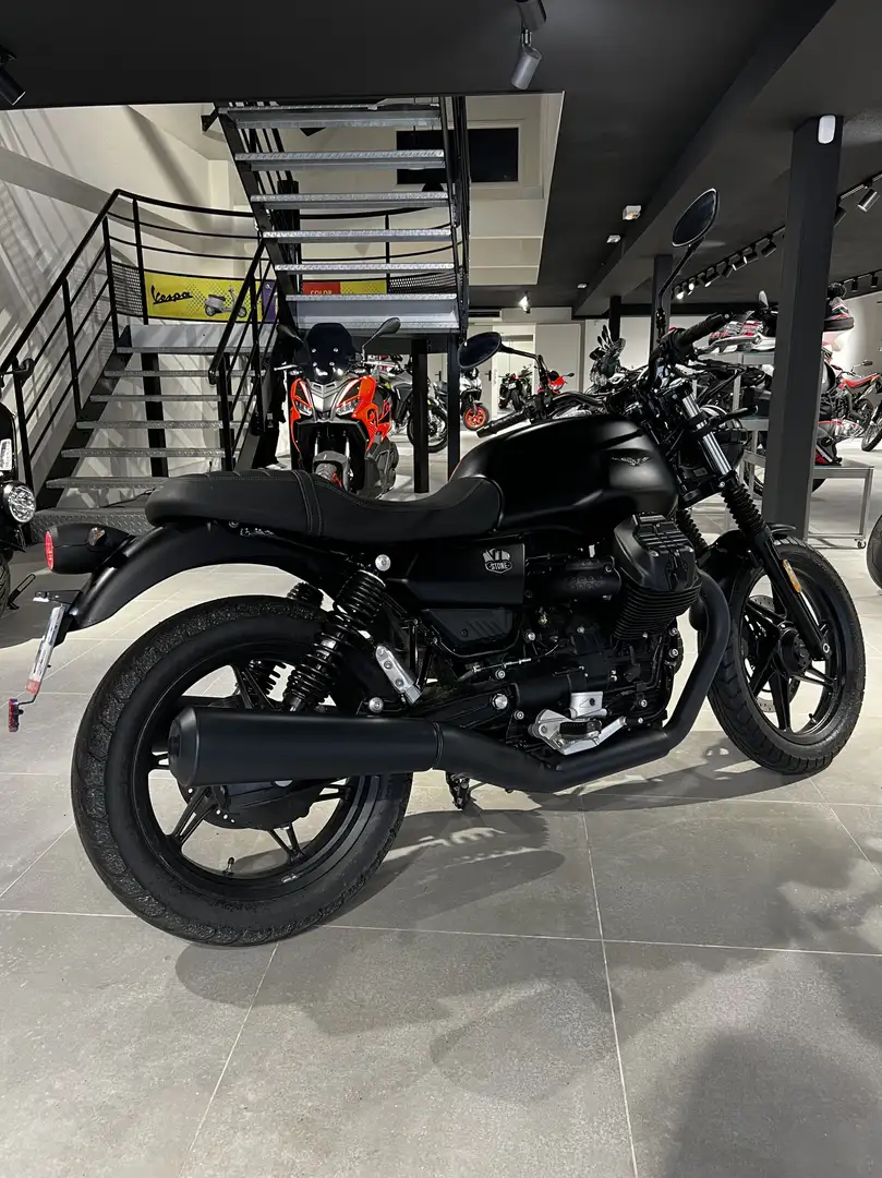 Moto Guzzi V 7 Zwart - 2