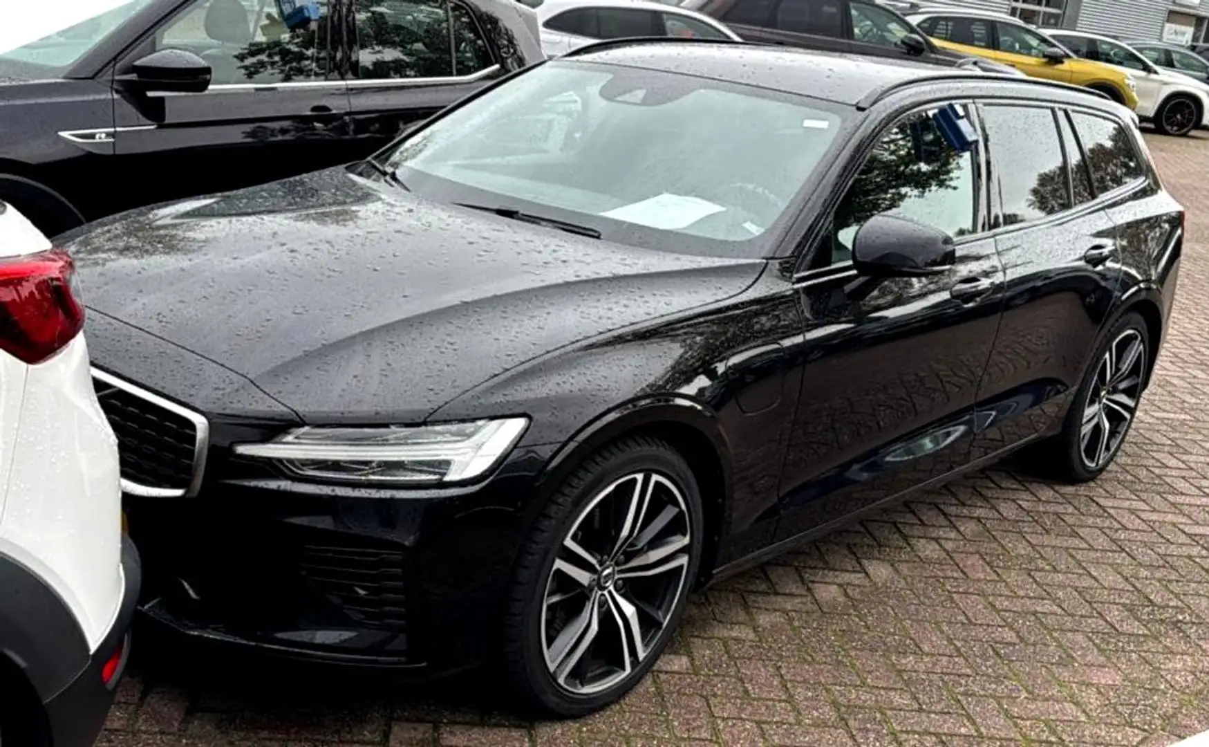 Volvo V60 2.0 T6 AWD 250kW/340pk Aut8 Recharge R-Design HARM Zwart - 1