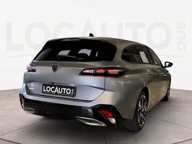 Peugeot 308 view 4