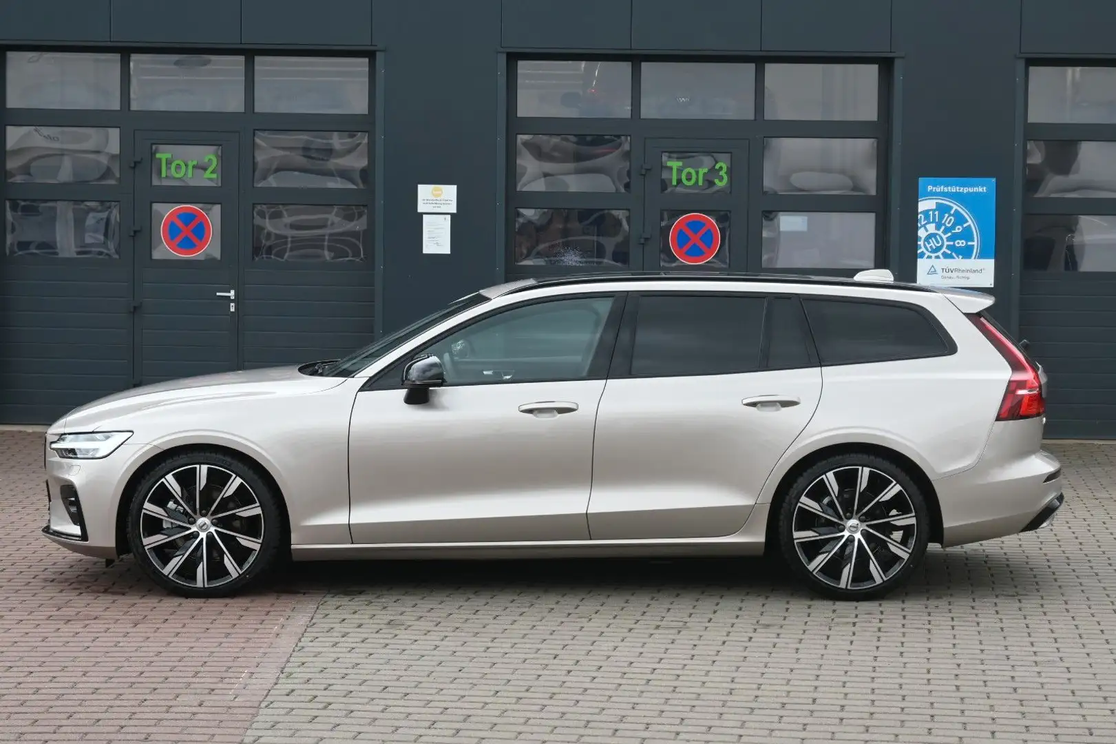 Volvo V60 B4D Plus Dark*LED*PANO*CAM*STHZ*H&K*AHK Beige - 2