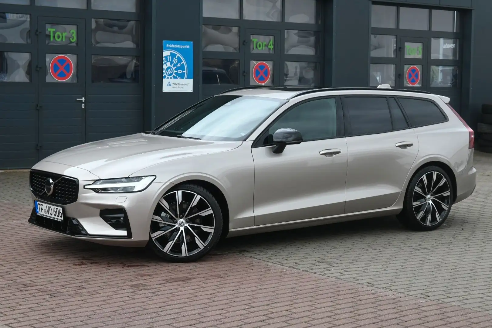 Volvo V60 B4D Plus Dark*LED*PANO*CAM*STHZ*H&K*AHK Beige - 1