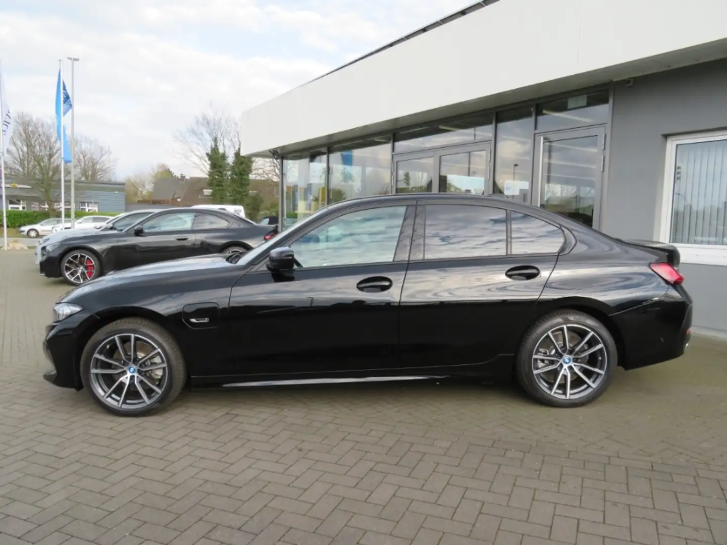 BMW 320 e Limo Sportline HiFi Driv Assist Park-Assistent Schwarz - 2