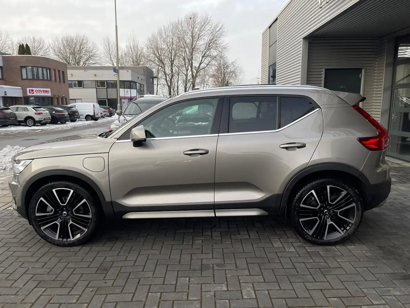 Volvo XC40 1.5 T5 Twin Engine Plugin Hybride Inscription Pano Grau - 2