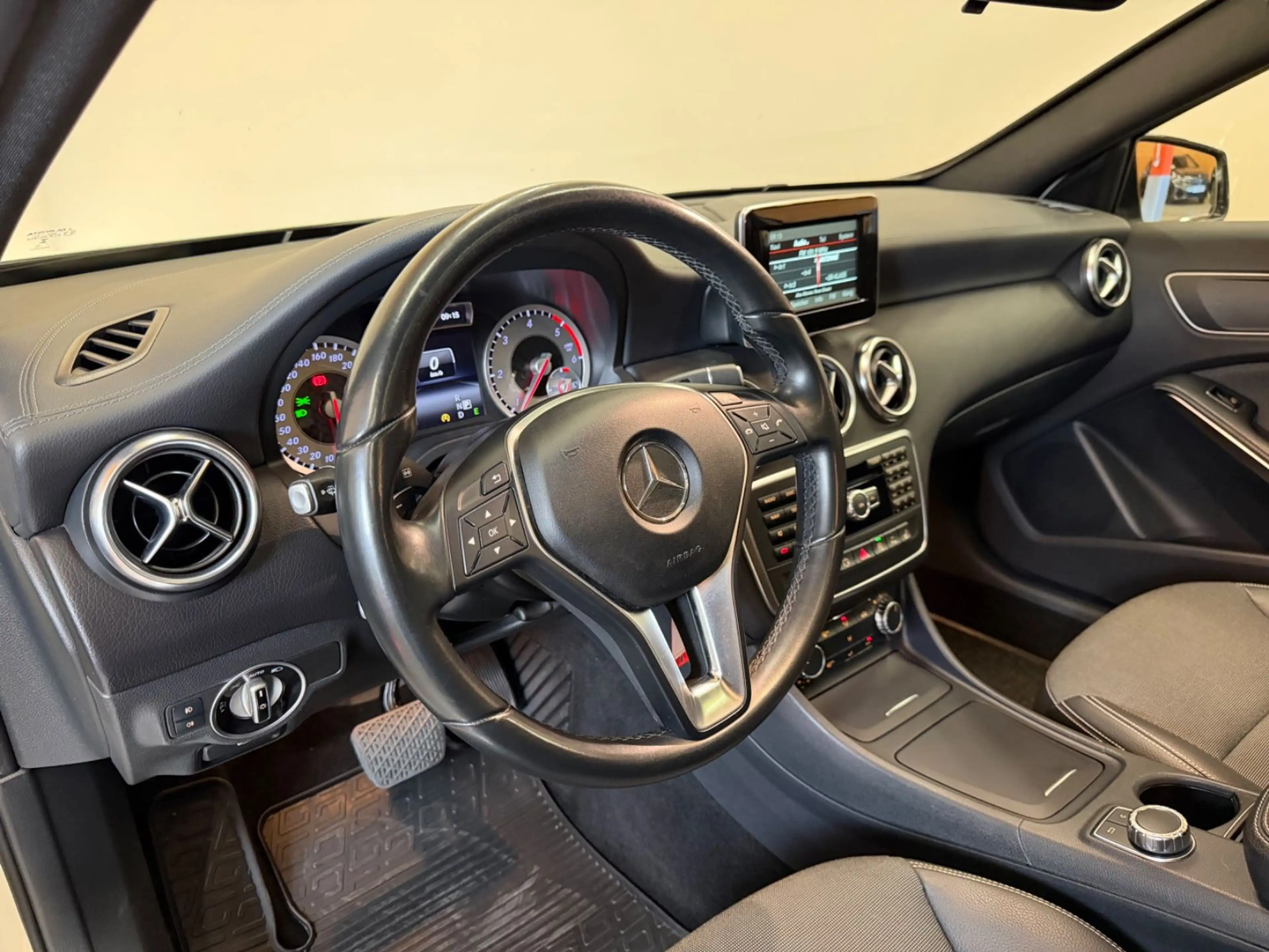 Mercedes-Benz A 180 CDI BlueEfficiency/XENON/PANO/SHZ/R-KAMER — photo 12