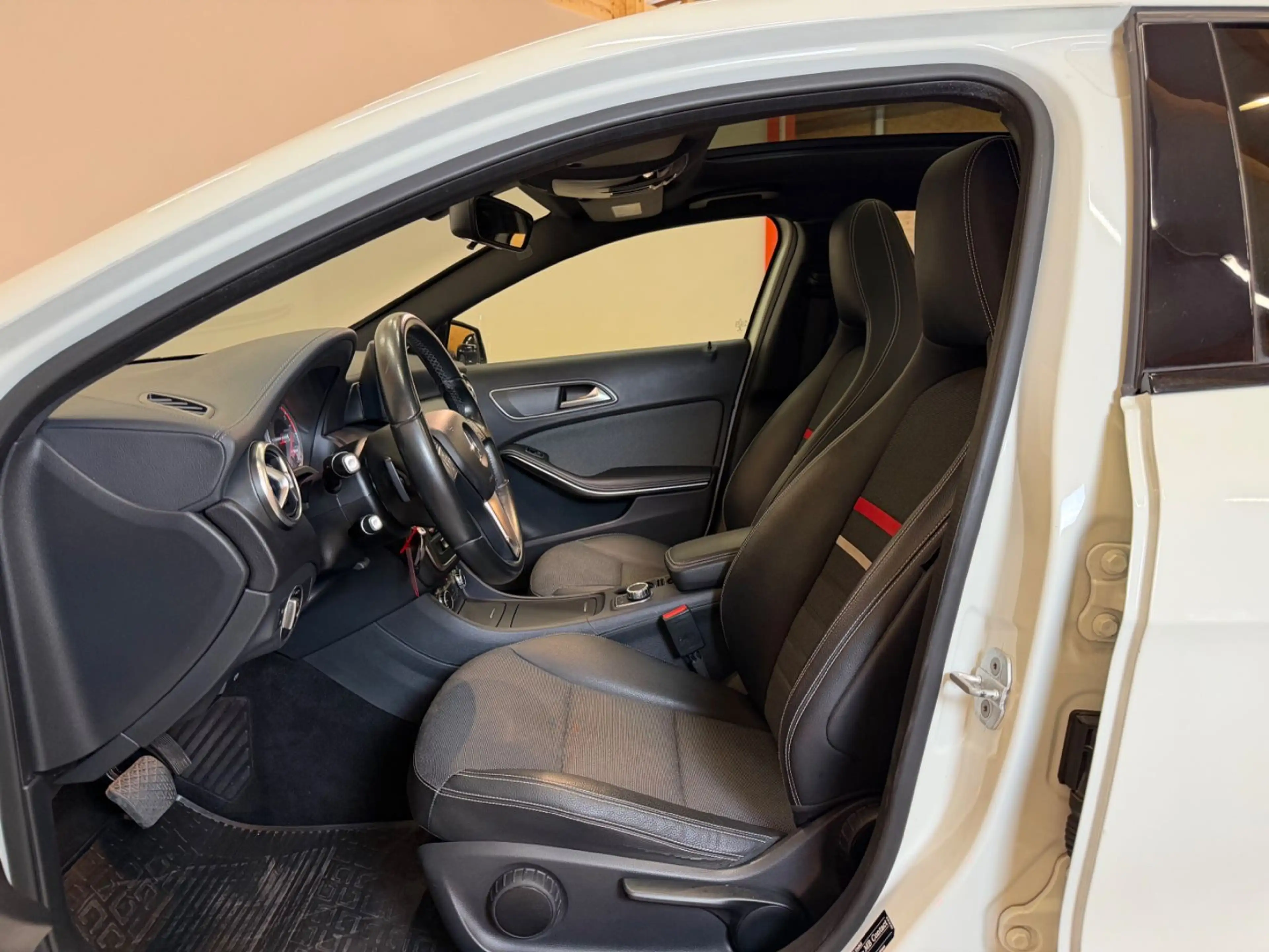 Mercedes-Benz A 180 CDI BlueEfficiency/XENON/PANO/SHZ/R-KAMER — photo 14