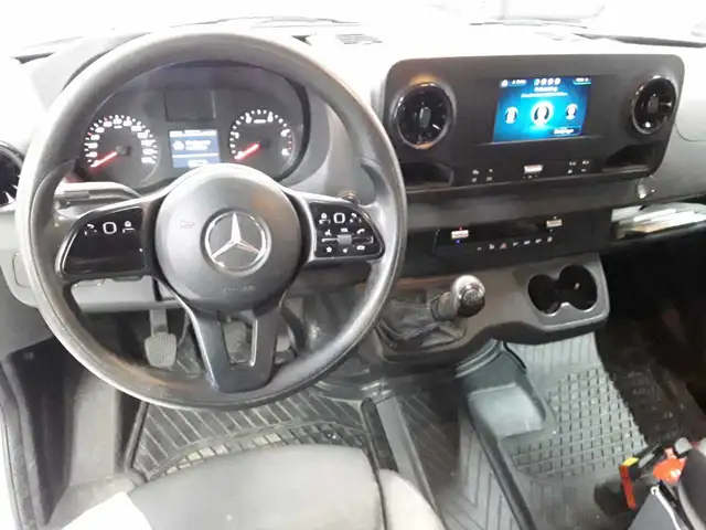 Mercedes-Benz Sprinter view 14