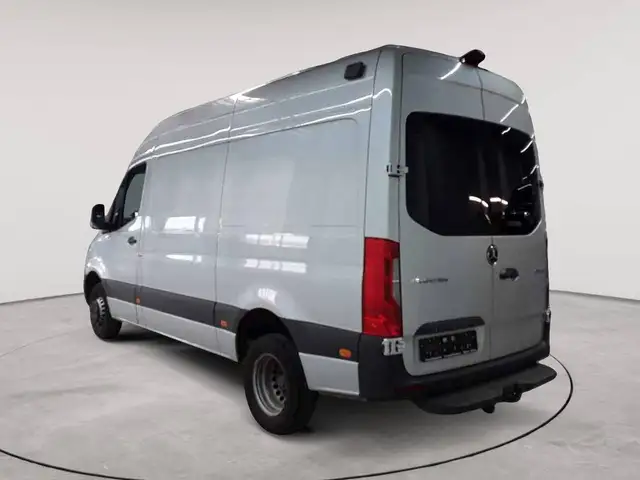 Mercedes-Benz Sprinter view 2