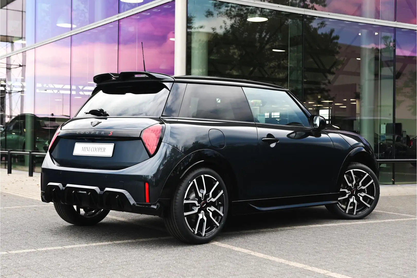 MINI Cooper S Hatchback Automaat / JCW / Pakket M / 18 inch JCW Grijs - 2