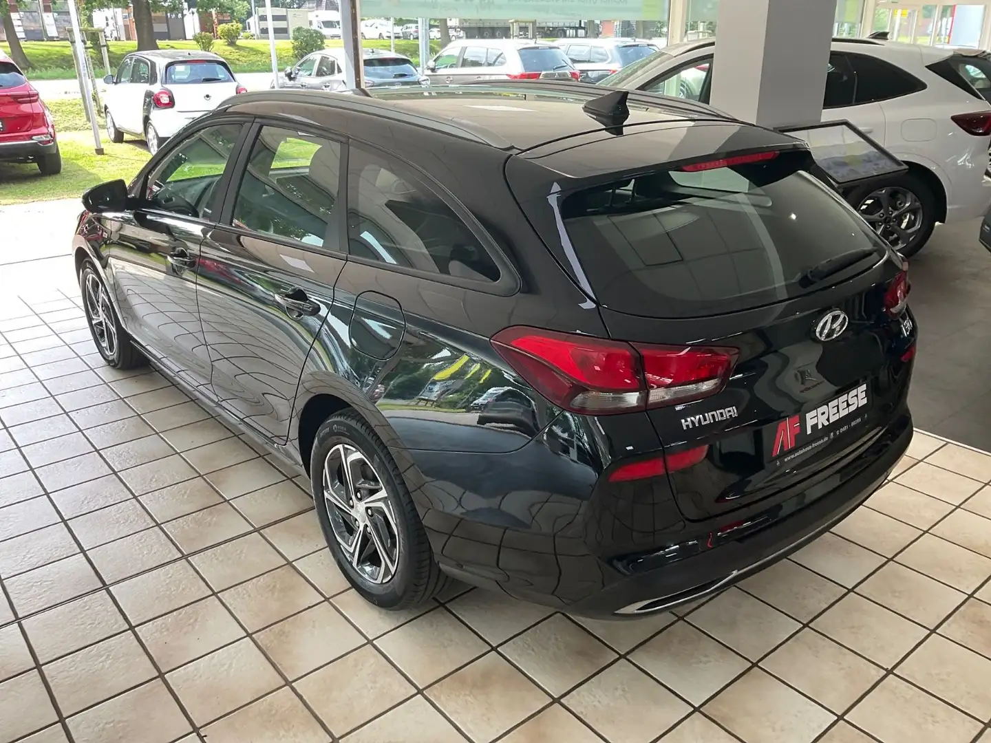 Hyundai i30 cw Trend Mild-Hybrid Schwarz - 2
