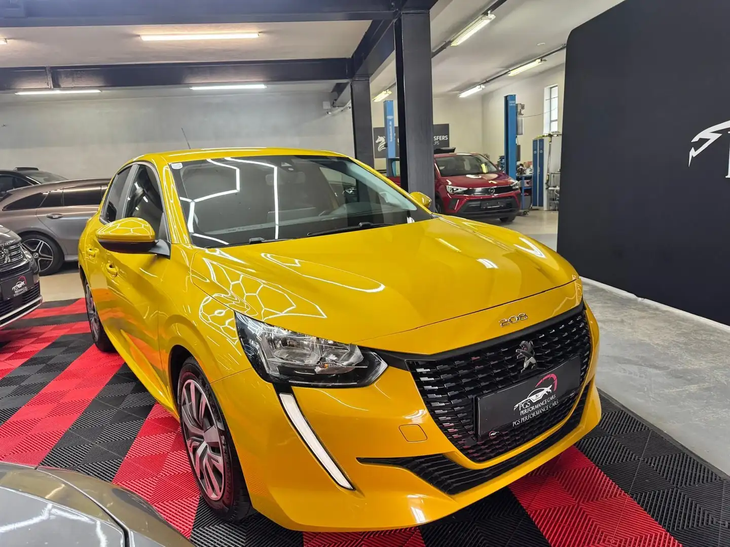 Peugeot 208 Like PureTech 75 S&S Gelb - 1