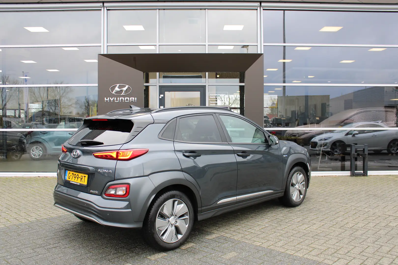 Hyundai KONA EV Fashion 64 kWh | Parkeersensoren achter | Cruis Grijs - 2