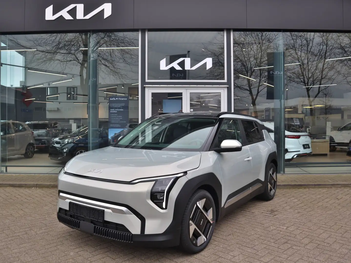 Kia EV3 Plus Advanced 81.4 kWh Navi+BT+Cam Stoel+Stuurverw Gris - 1
