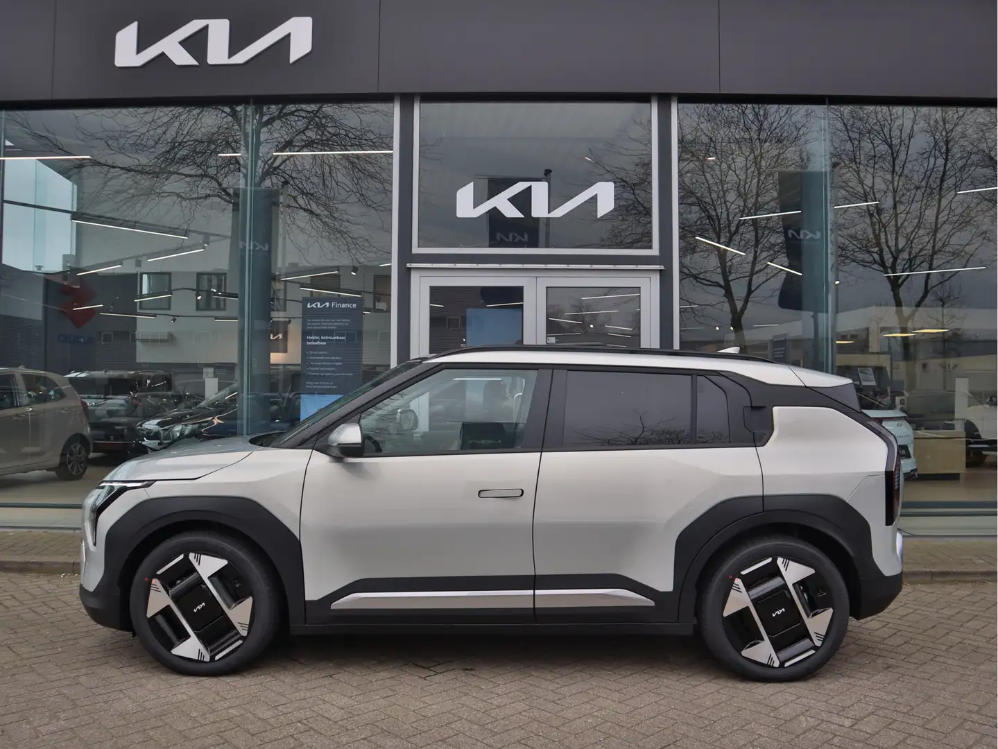 Kia EV3 Plus Advanced 81.4 kWh Navi+BT+Cam Stoel+Stuurverw Gris - 2