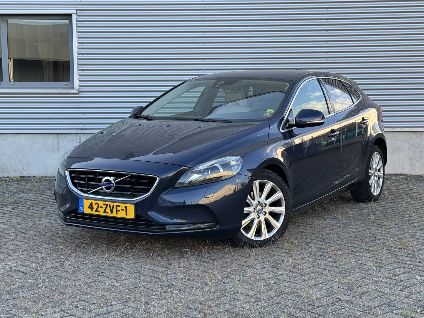 Volvo V40 1.6 D2 Summum Nieuw Distributieriem + Waterpomp Modrá - 1