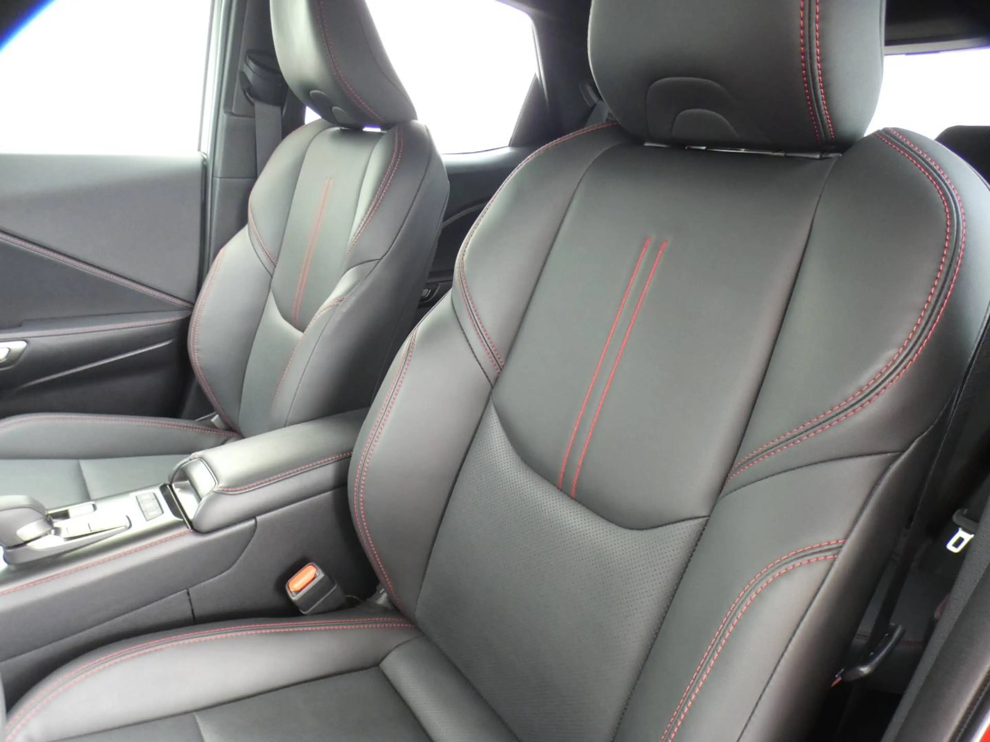 Lexus LBX Hybrid EMOTION +ZWART LEDER +Dodehoek +Zetelverwarming +Stuurwielverwarming +Parkeersensoren +Getinte ramen — photo 9