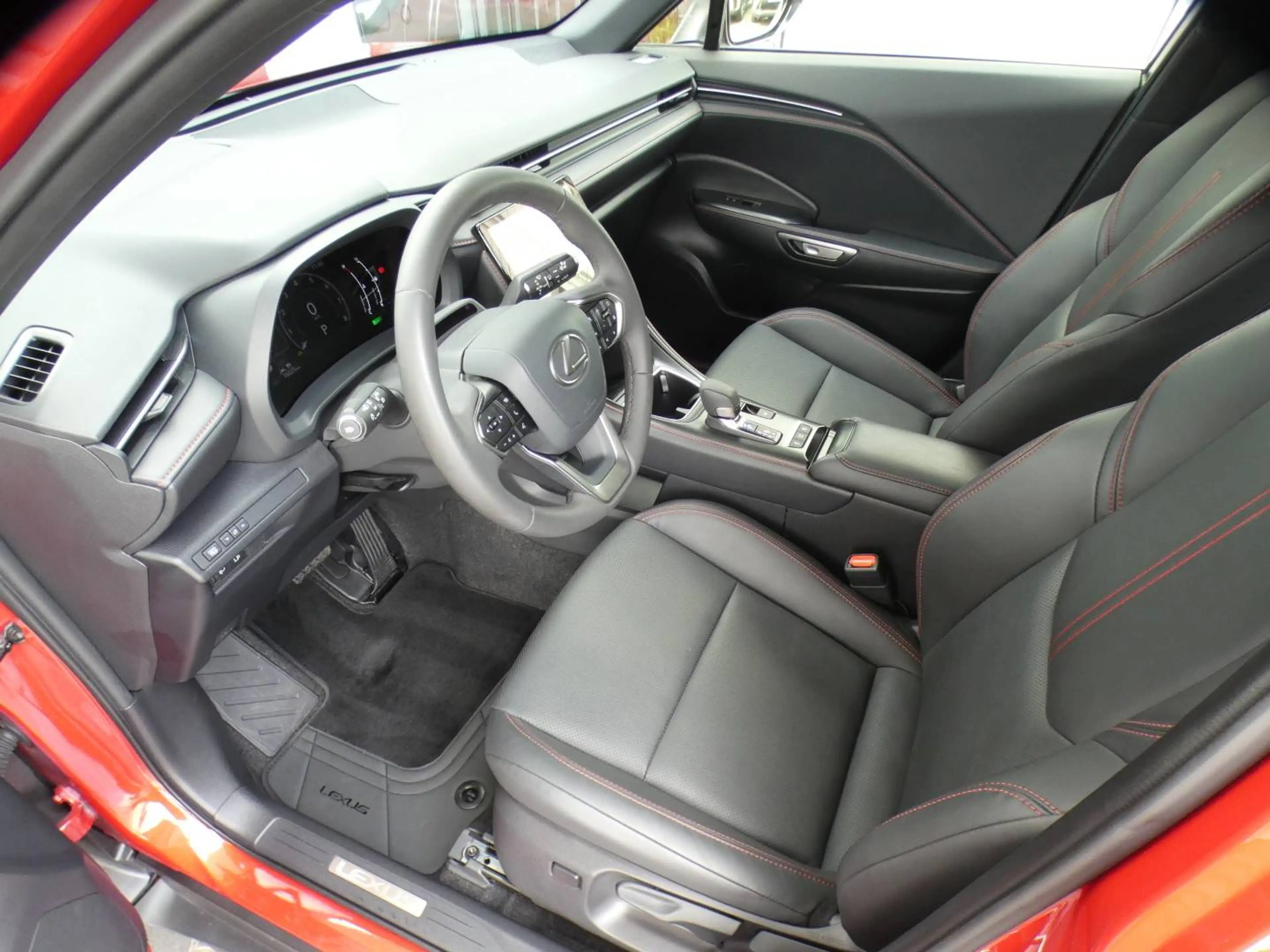 Lexus LBX Hybrid EMOTION +ZWART LEDER +Dodehoek +Zetelverwarming +Stuurwielverwarming +Parkeersensoren +Getinte ramen — photo 8