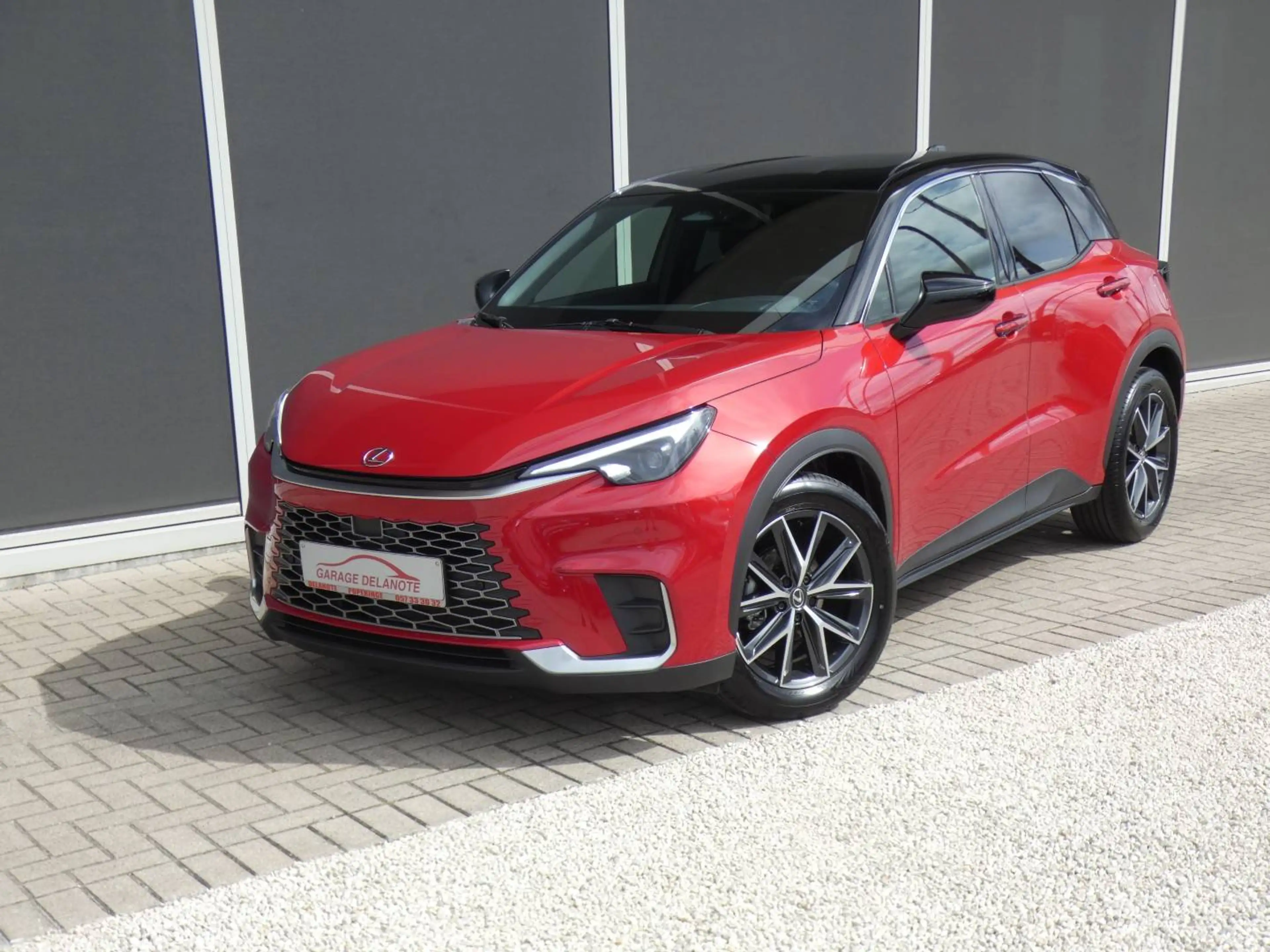 Lexus LBX Hybrid EMOTION +ZWART LEDER +Dodehoek +Zetelverwarming +Stuurwielverwarming +Parkeersensoren +Getinte ramen — photo 2