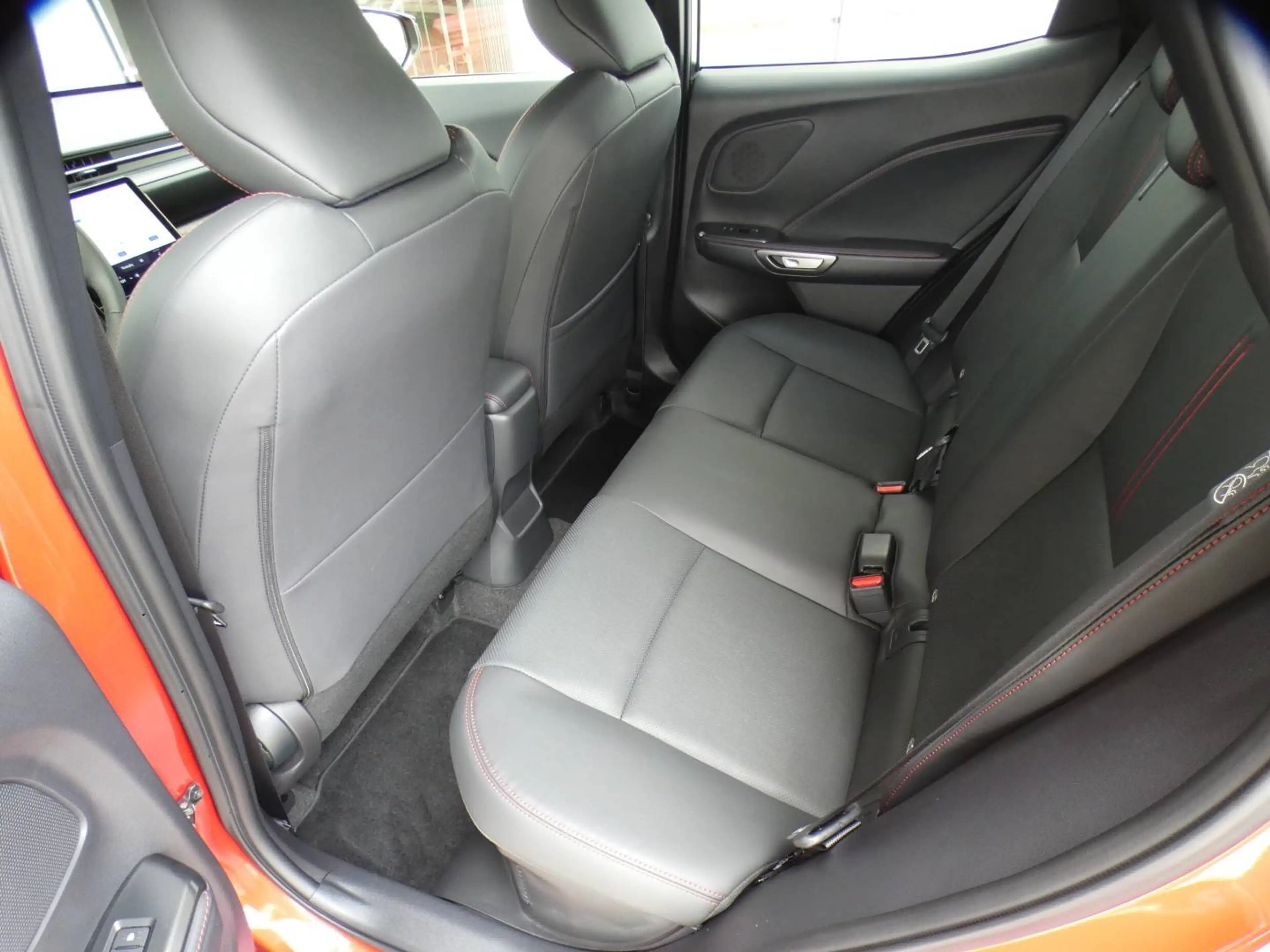 Lexus LBX Hybrid EMOTION +ZWART LEDER +Dodehoek +Zetelverwarming +Stuurwielverwarming +Parkeersensoren +Getinte ramen — photo 11