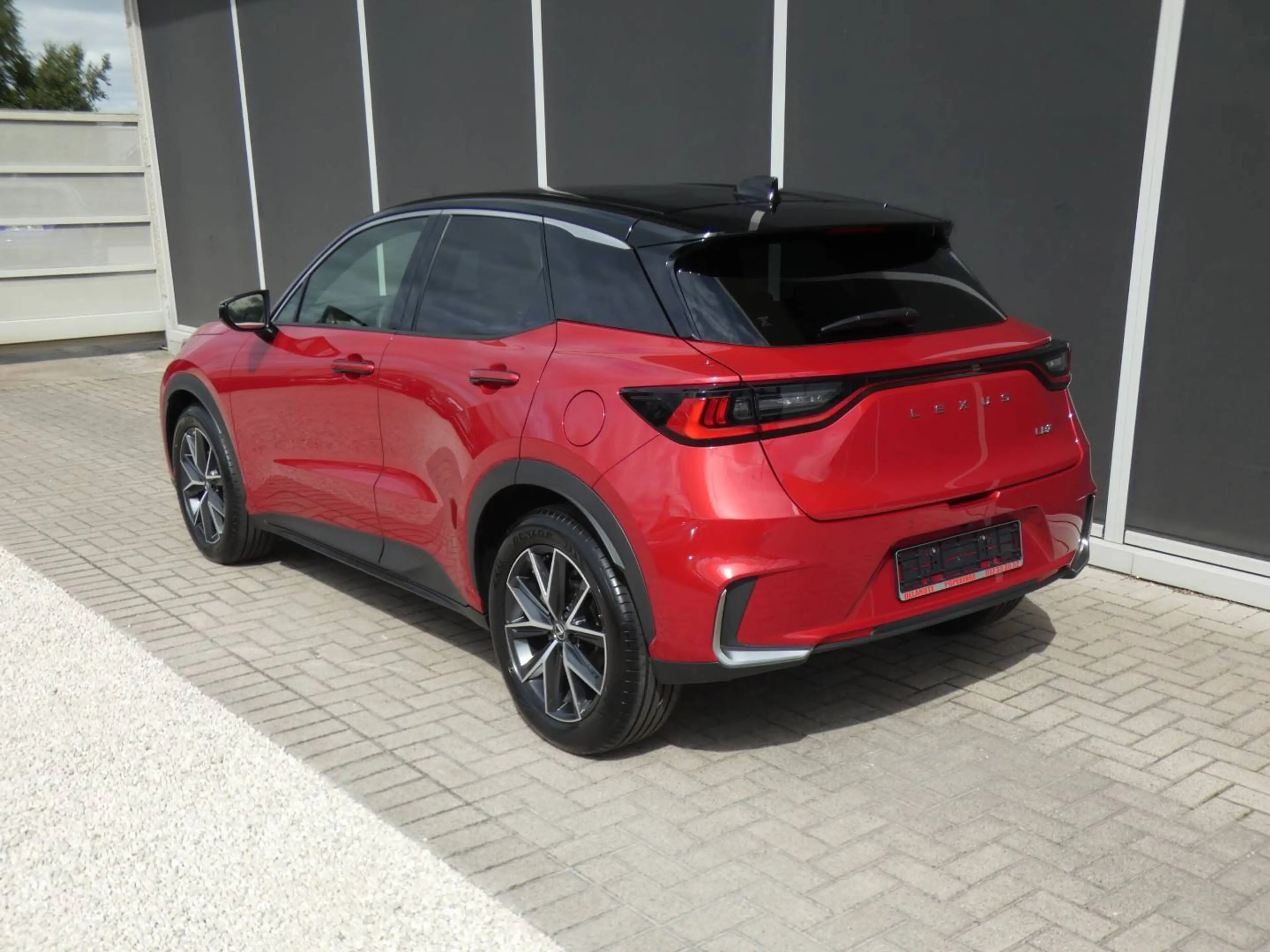 Lexus LBX Hybrid EMOTION +ZWART LEDER +Dodehoek +Zetelverwarming +Stuurwielverwarming +Parkeersensoren +Getinte ramen — photo 4