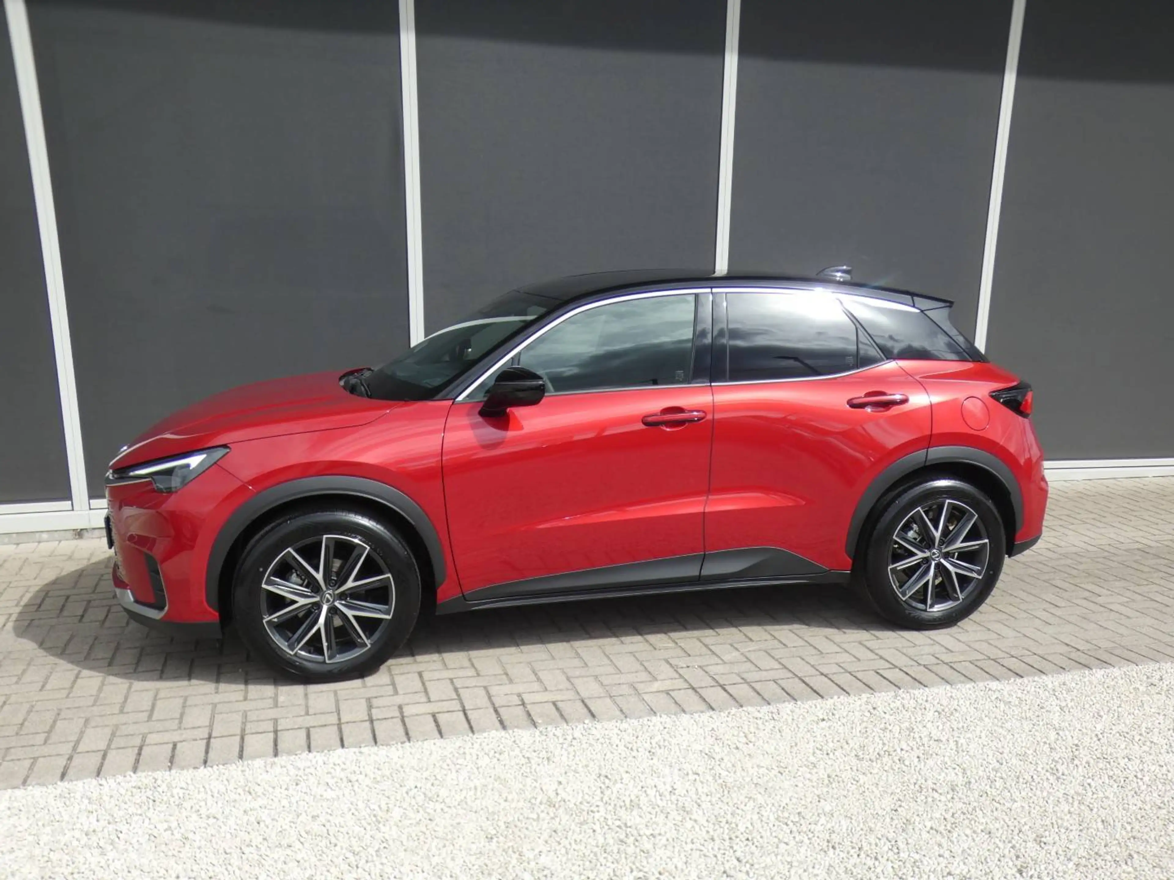 Lexus LBX Hybrid EMOTION +ZWART LEDER +Dodehoek +Zetelverwarming +Stuurwielverwarming +Parkeersensoren +Getinte ramen — photo 3