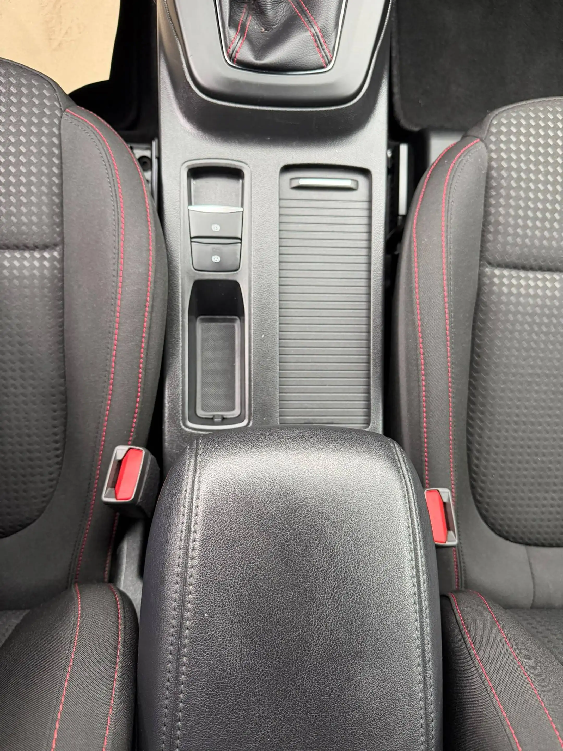 Ford Focus ST-Line — photo 12