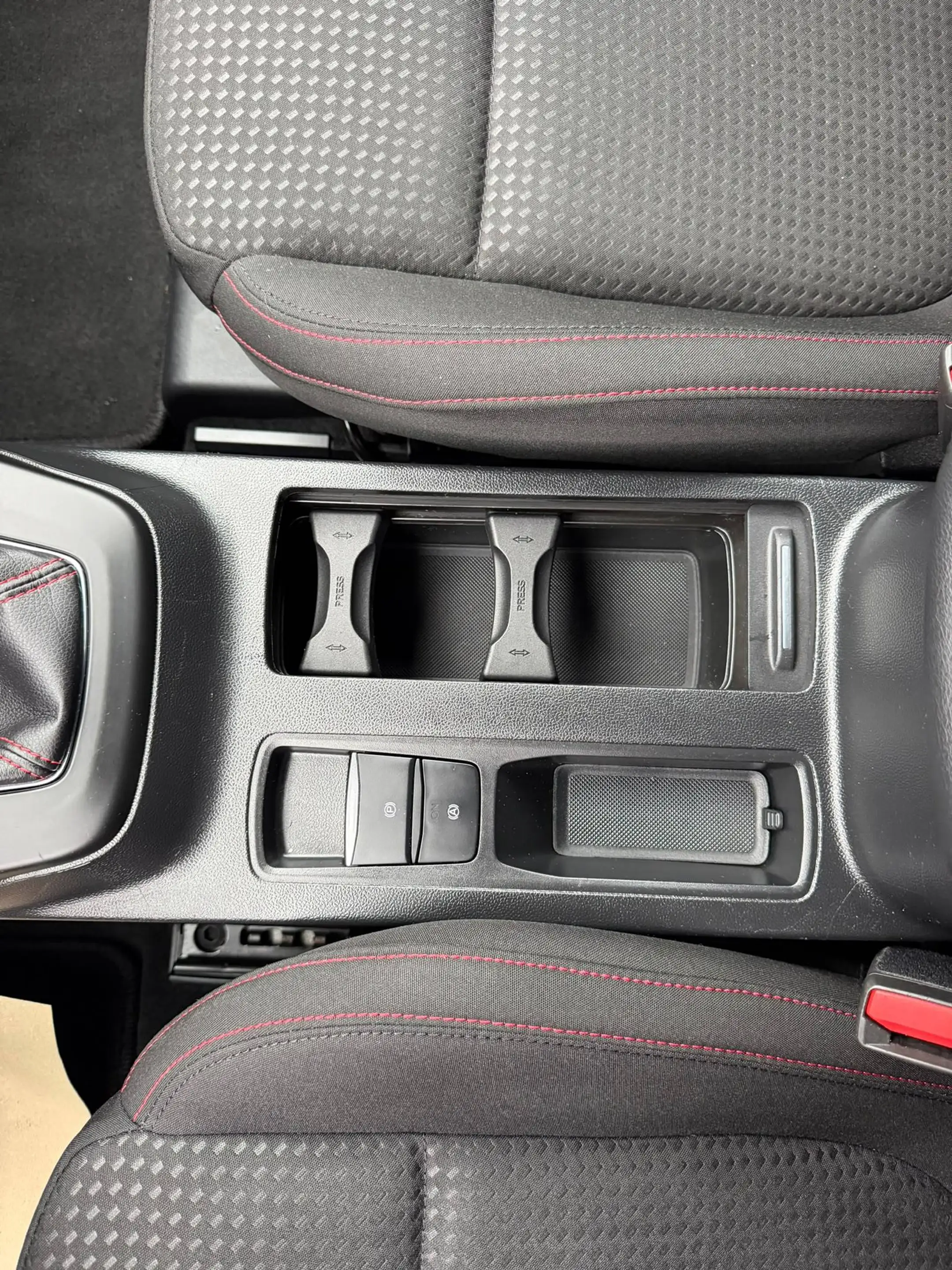 Ford Focus ST-Line — photo 11