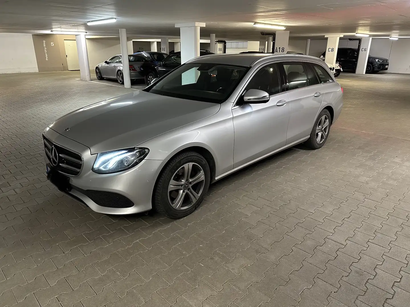 Mercedes-Benz E 220 d T 9G-TRONIC Avantgarde Silber - 2