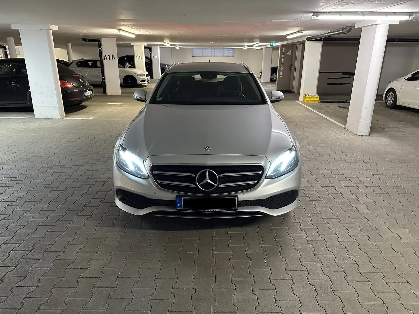 Mercedes-Benz E 220 d T 9G-TRONIC Avantgarde Silber - 1