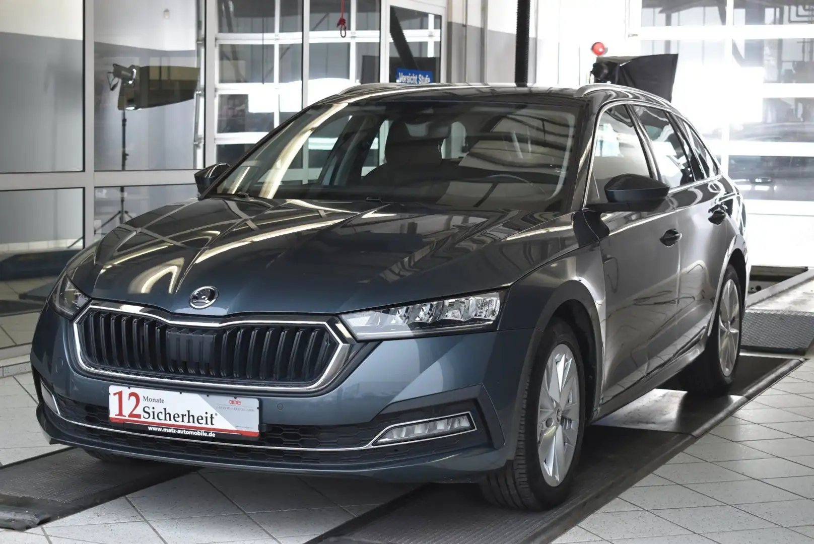 Skoda Octavia Combi 2.0TDI First Edition DSG*AHK*LED Grau - 1