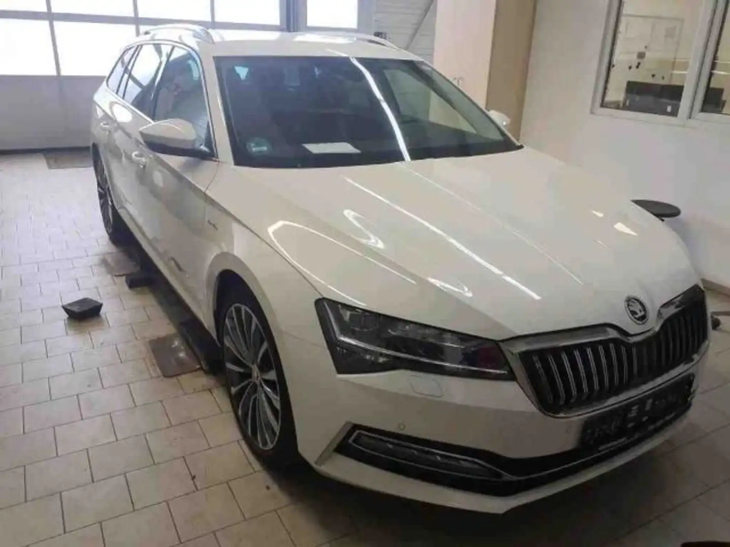 Skoda Superb Combi 2.0 TDI L&K MATRIX+NAVI+AHK+STDHZG Weiß - 2