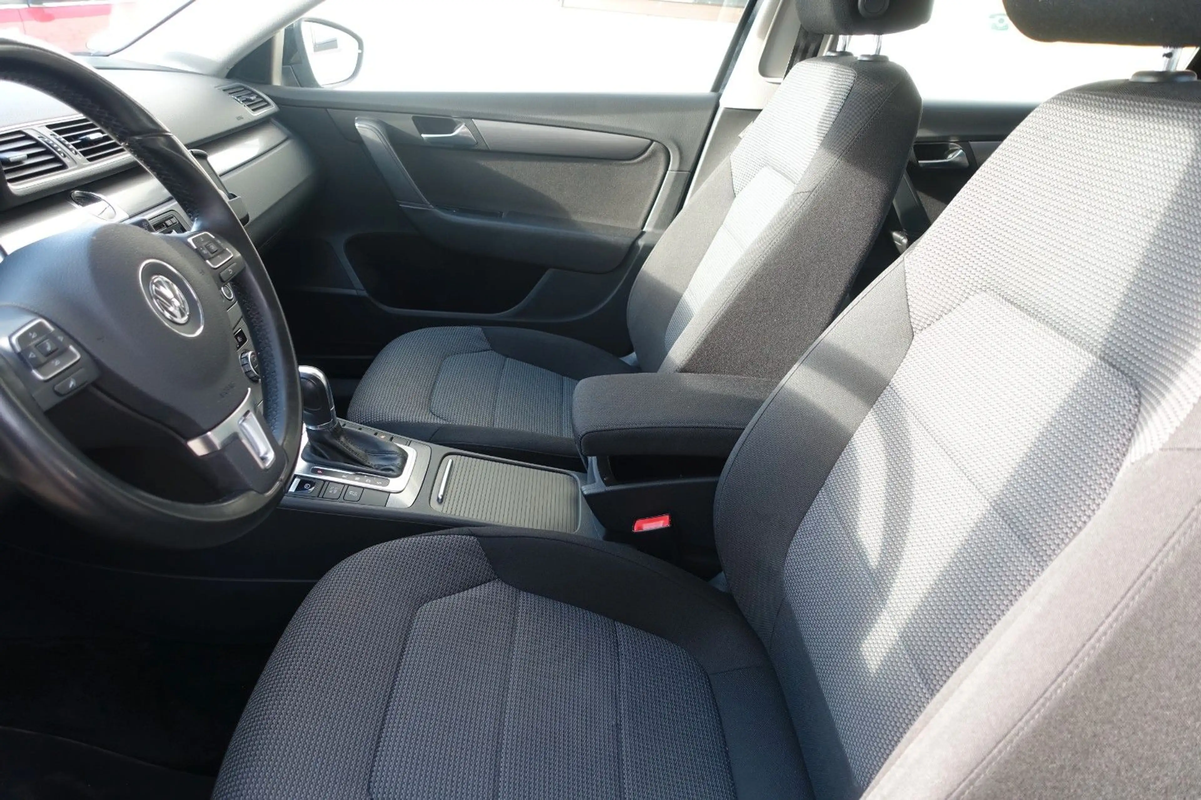 Volkswagen Passat Variant 2.0//AUTOMATIK//AHK//SHZ//KLIMA// — photo 15