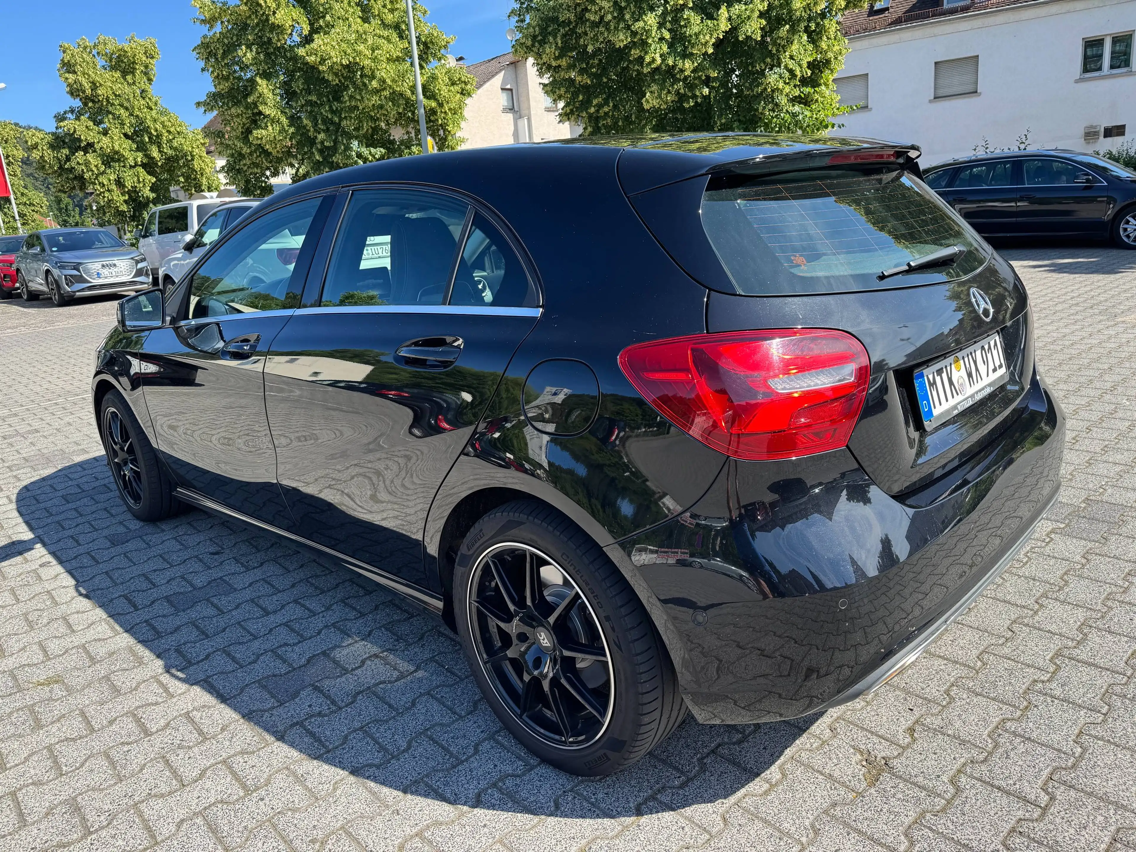 Mercedes-Benz A 220 Sport 4Matic Scheckheft u-frei Standheizung AHK SHZ Navi PDC Top Zustand 2.Hd
