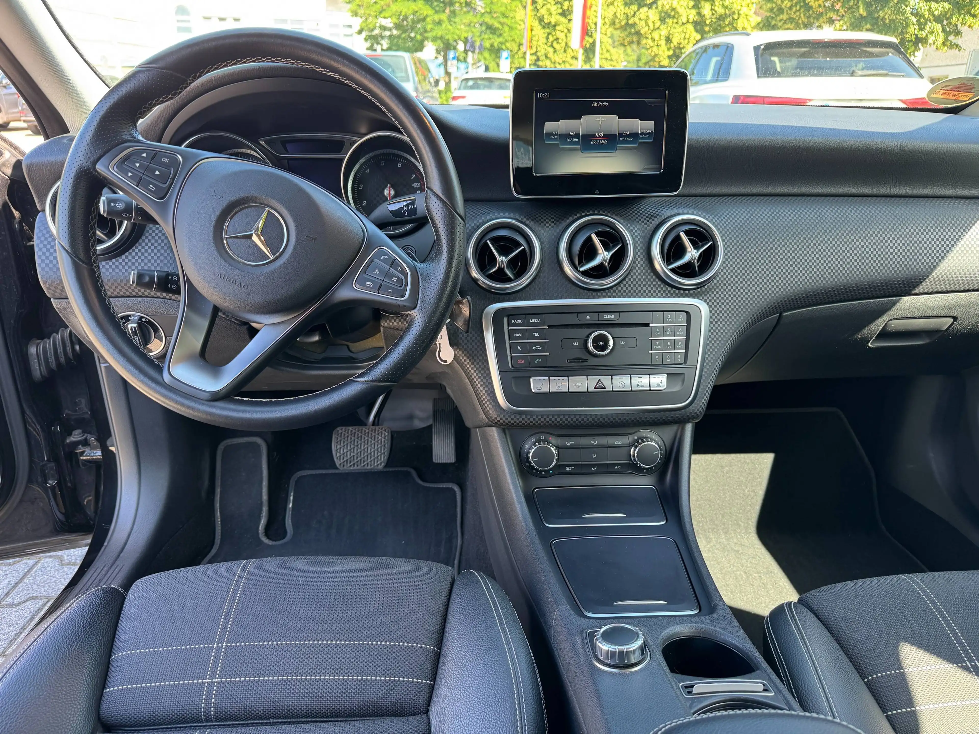 Mercedes-Benz A 220 Sport 4Matic Scheckheft u-frei Standheizung AHK SHZ Navi PDC Top Zustand 2.Hd — photo 9