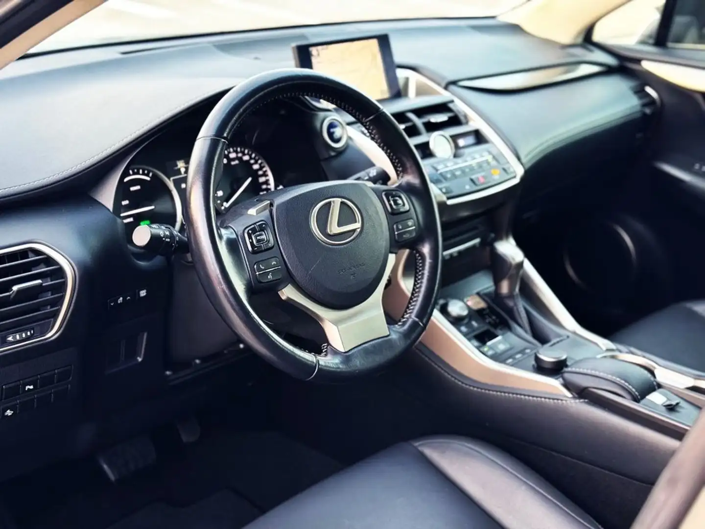 Lexus NX 300h 2.5 EXECUTIVE 4WD con CUERO COMPLETO, CÁMARA TRAS Plateado - 2