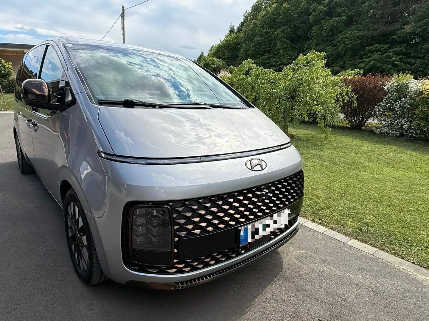 Hyundai STARIA Staria Bus 2,2 CRDi Luxury Line 4WD DCT Aut. Luxury Line Silber - 2
