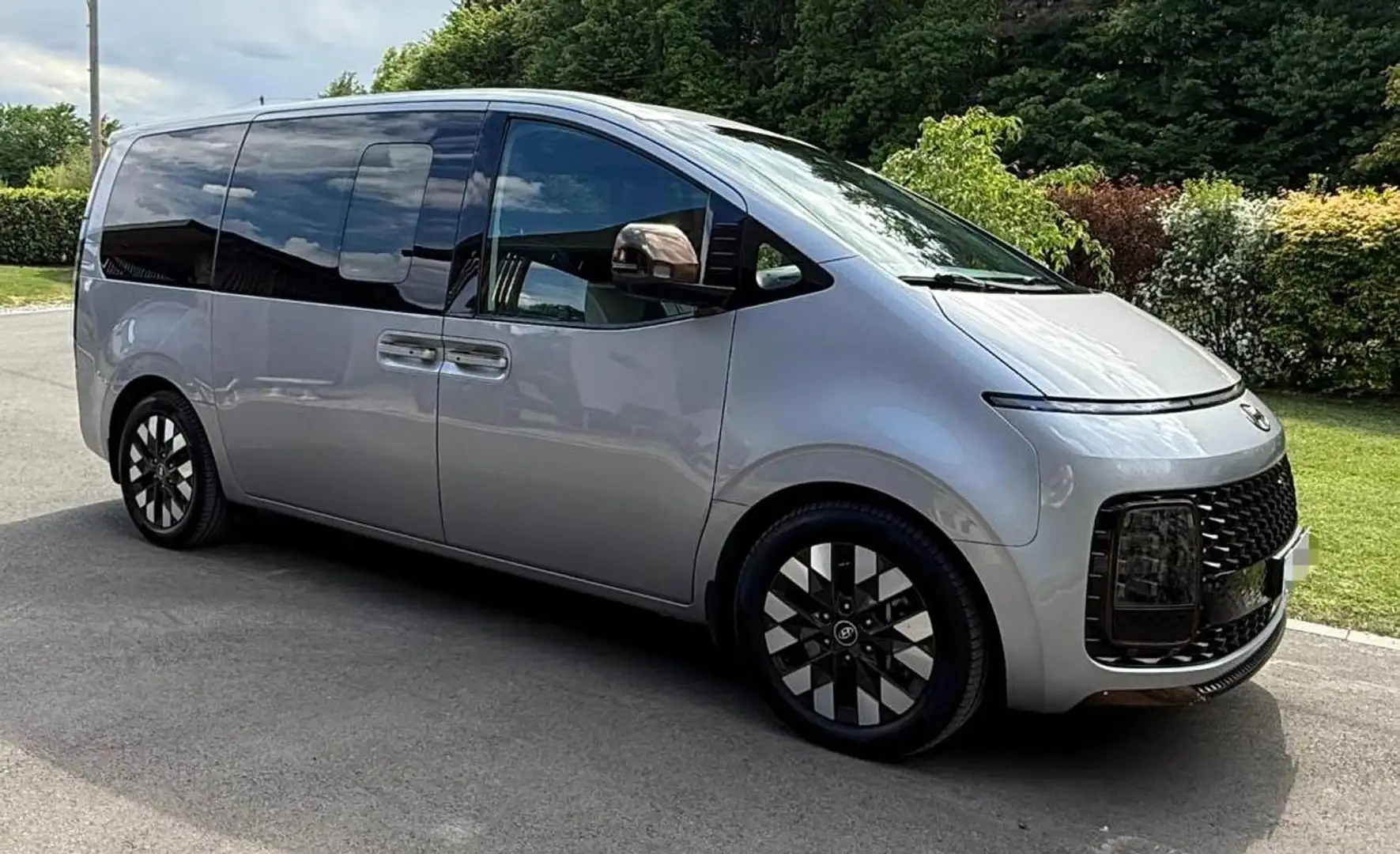 Hyundai STARIA Staria Bus 2,2 CRDi Luxury Line 4WD DCT Aut. Luxury Line Silber - 1